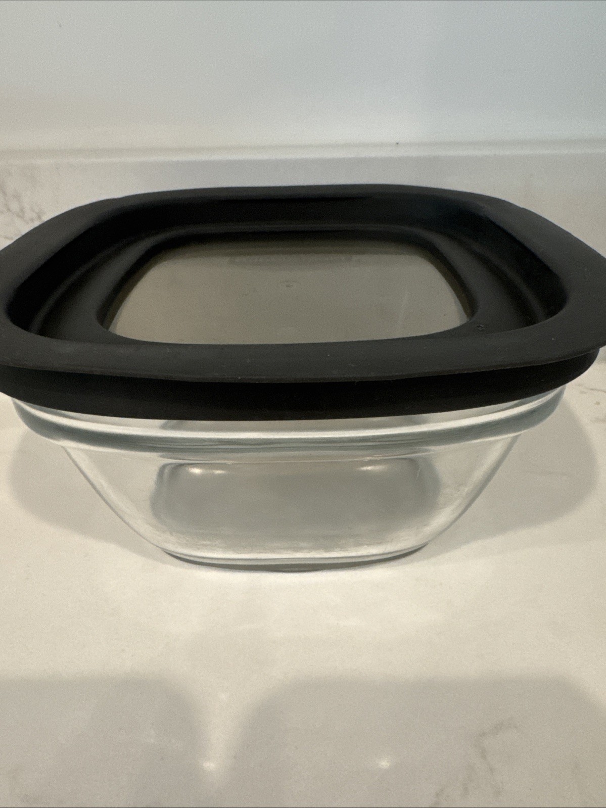 2 Rubbermaid Glass Food Storage Containers w/Lids 7N63-4 Cup and 7N62- 2.5 Cup