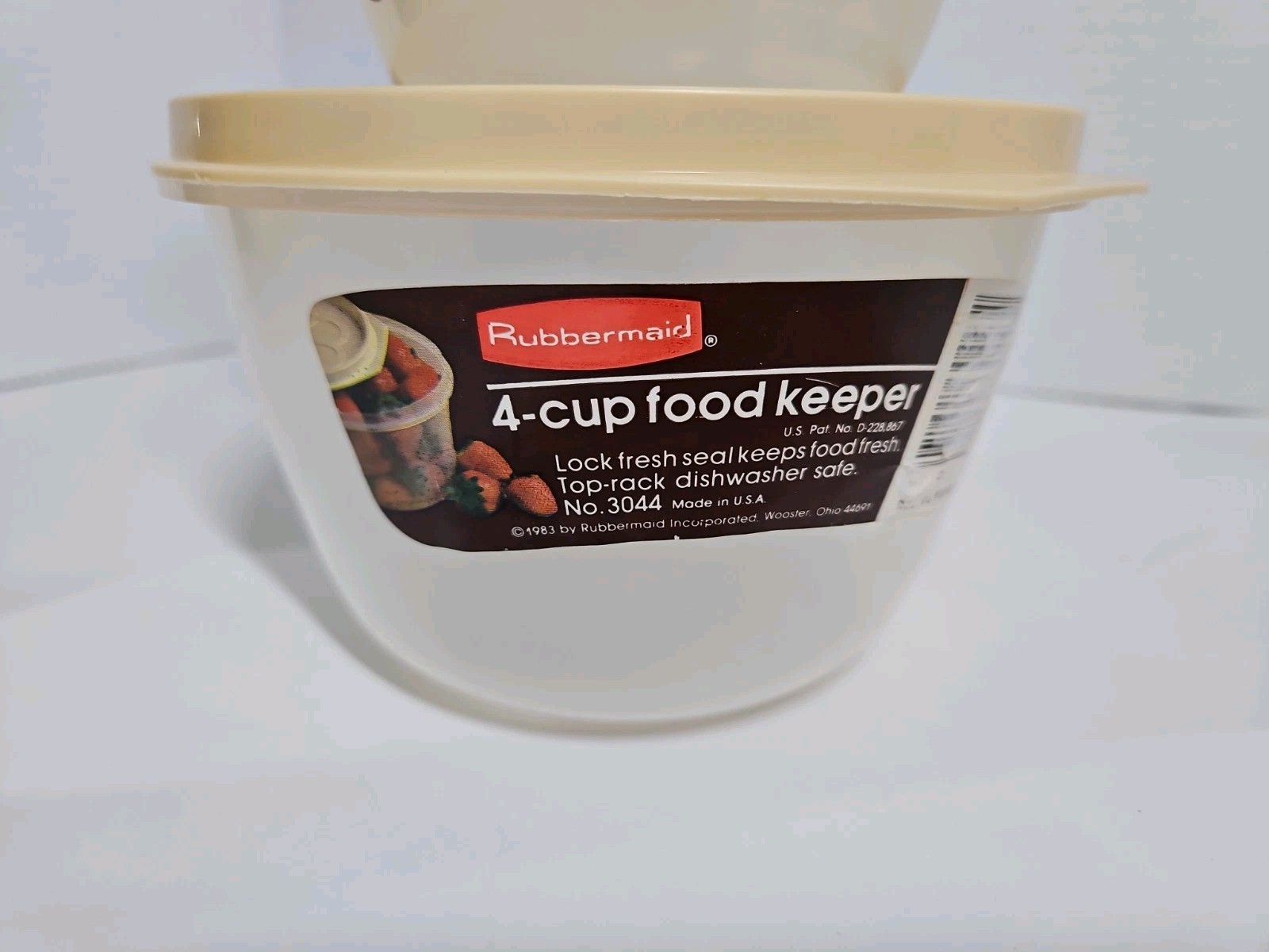 Vintage 1983 Lot Of 2 Rubbermaid Lock Fresh Food Keepers 2C. & 4C. Daisy Lids…