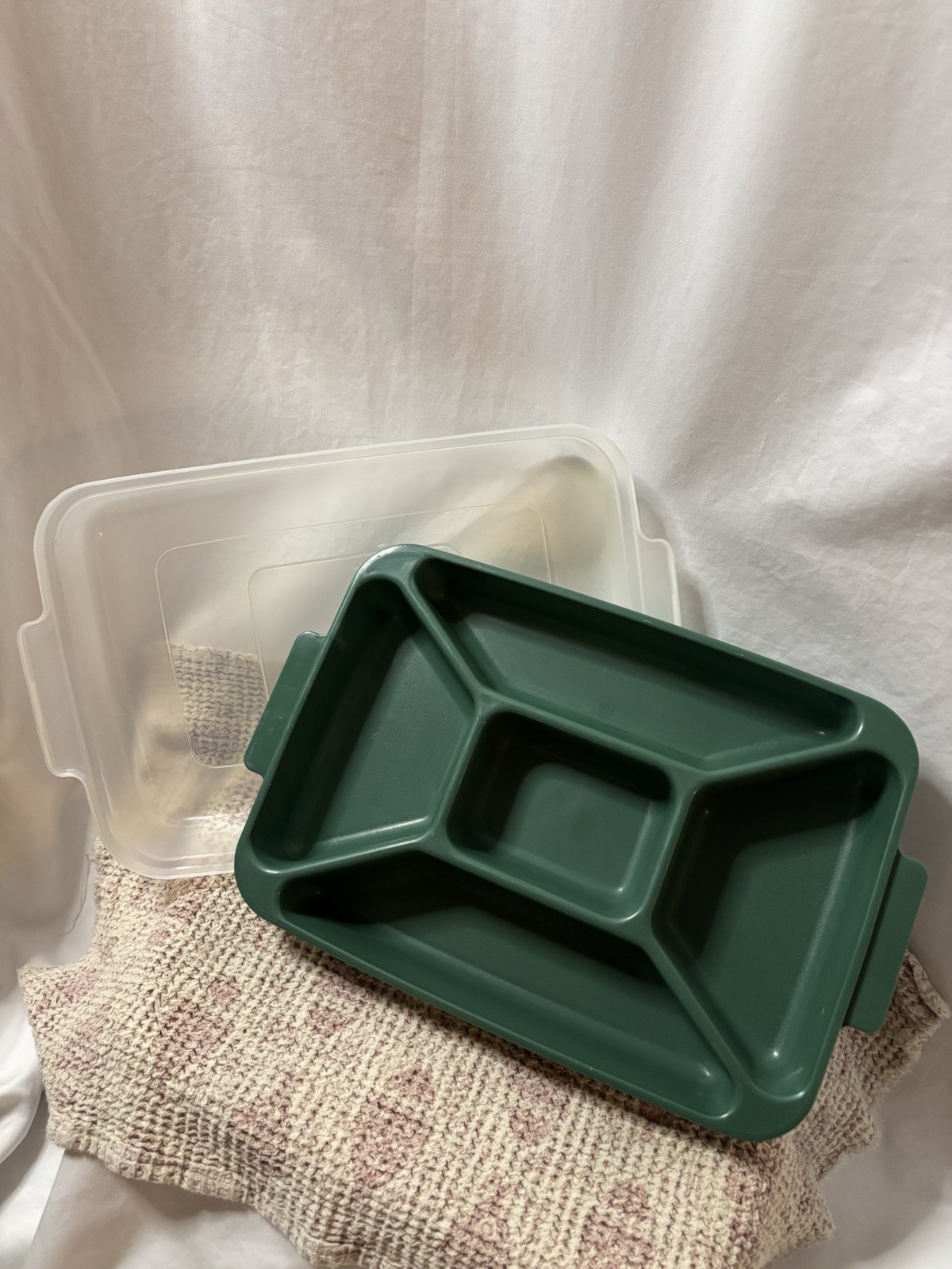 Vintage Rubbermaid Servin’ Saver Green Divided Food Tray Covered Party Server