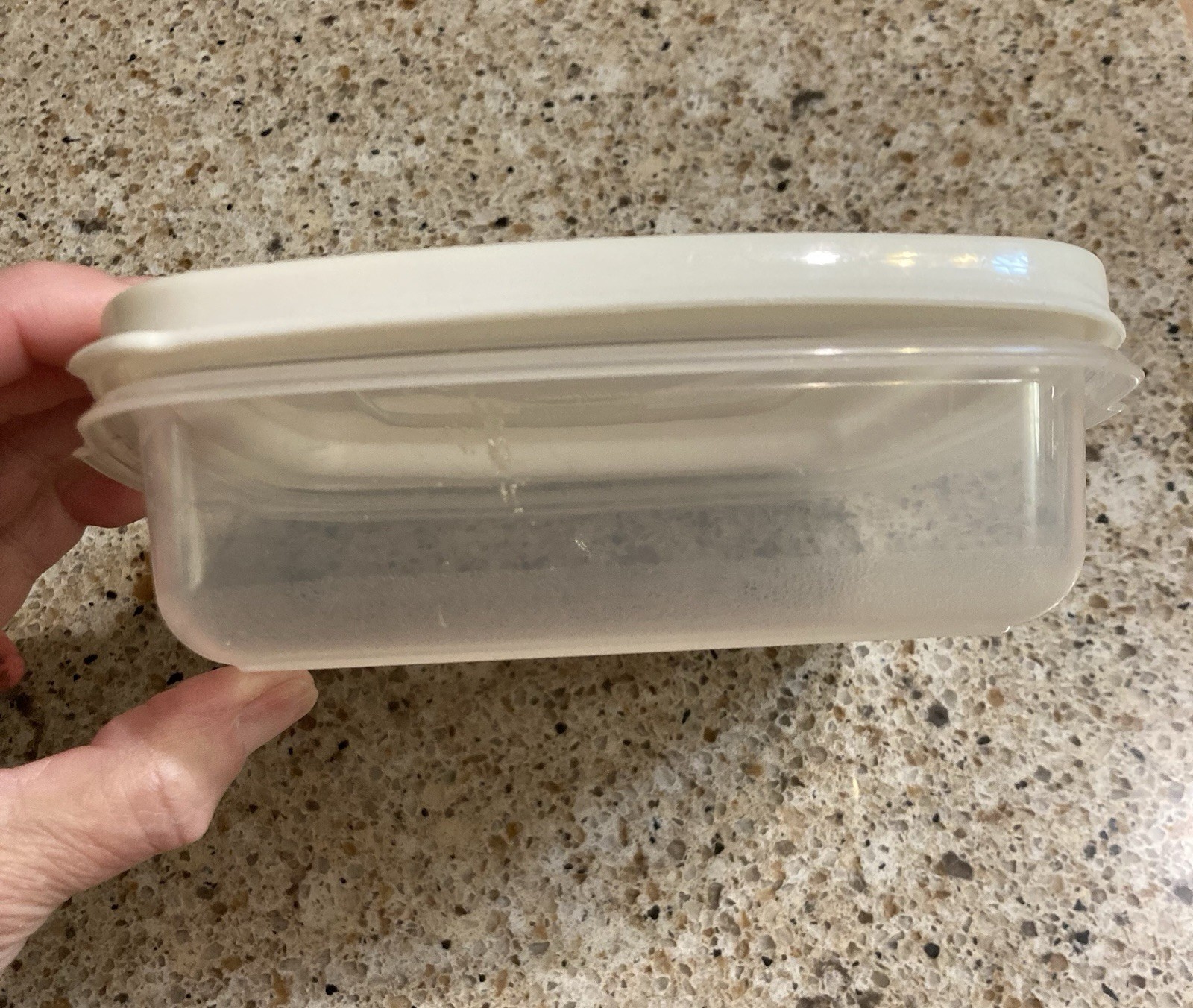 2 Rubbermaid Servin Saver Storage Containers 12 oz #10 and 2 cups #1