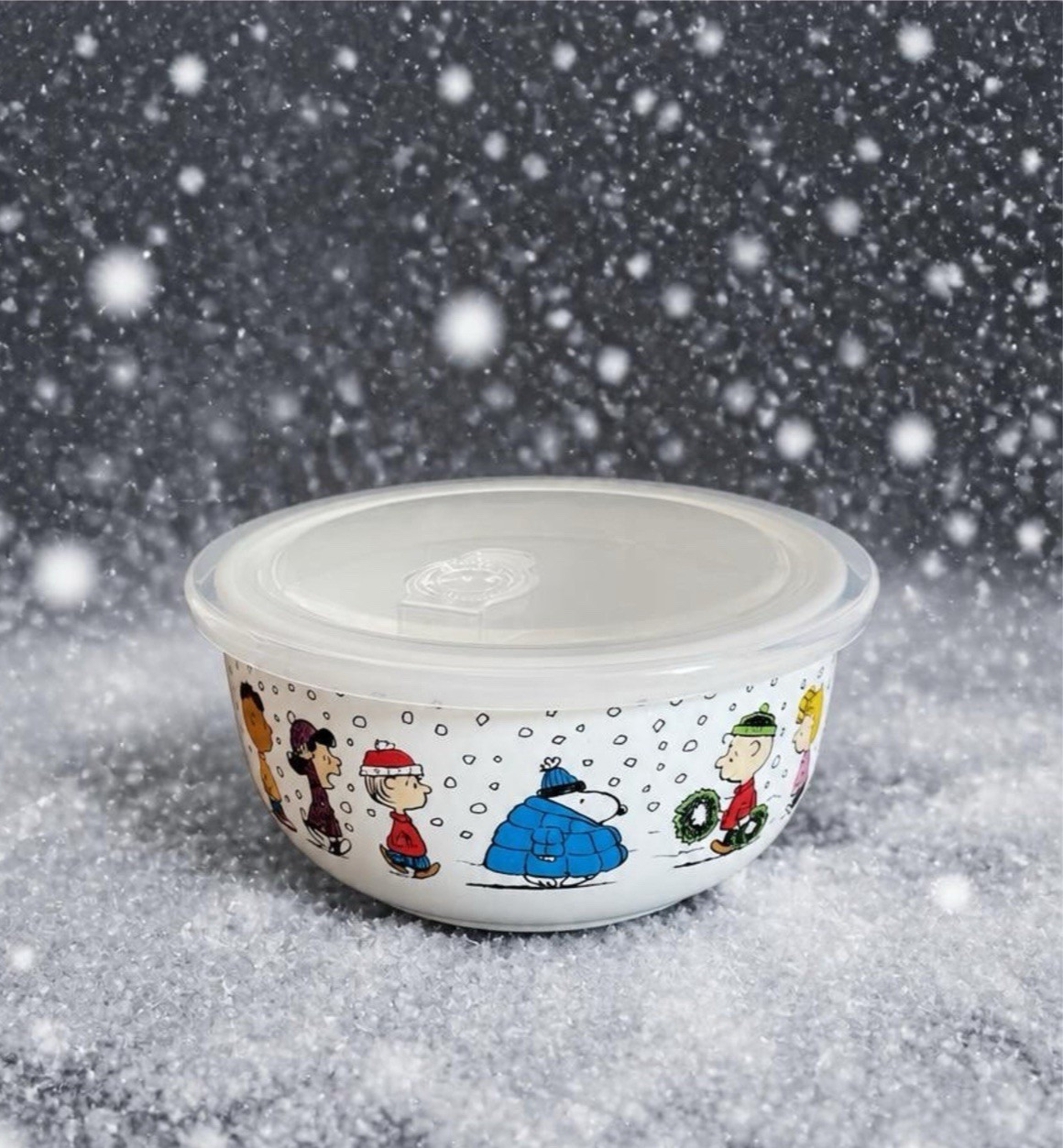 Peanuts Snoopy Puffer Jacket & Gang Snowman Scene Vented Bowl Ceramic 7″ NEW