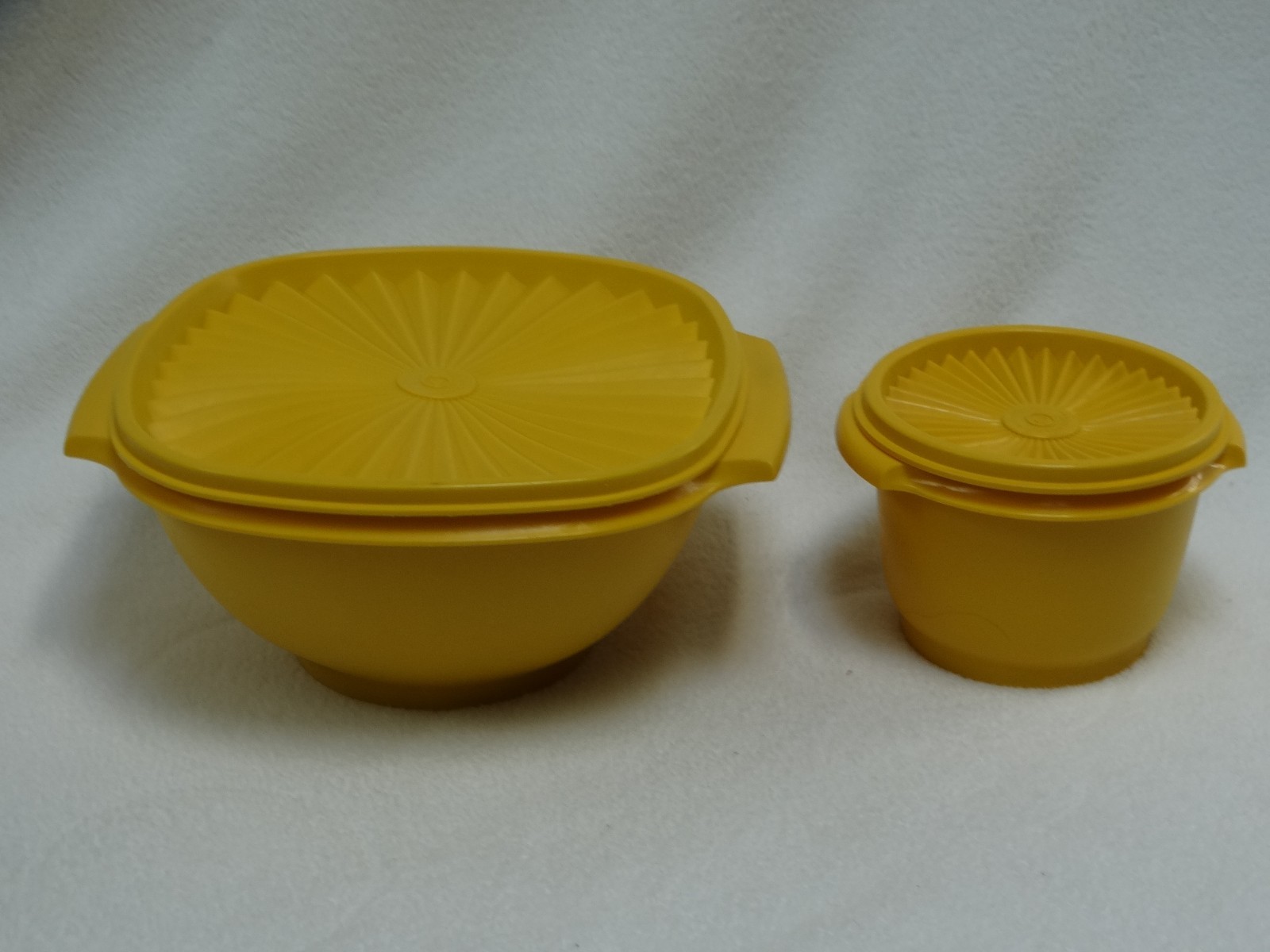 1970’s Vintage Tupperware Servalier Bowls 91/2″ #836 and 5″ 886-6
