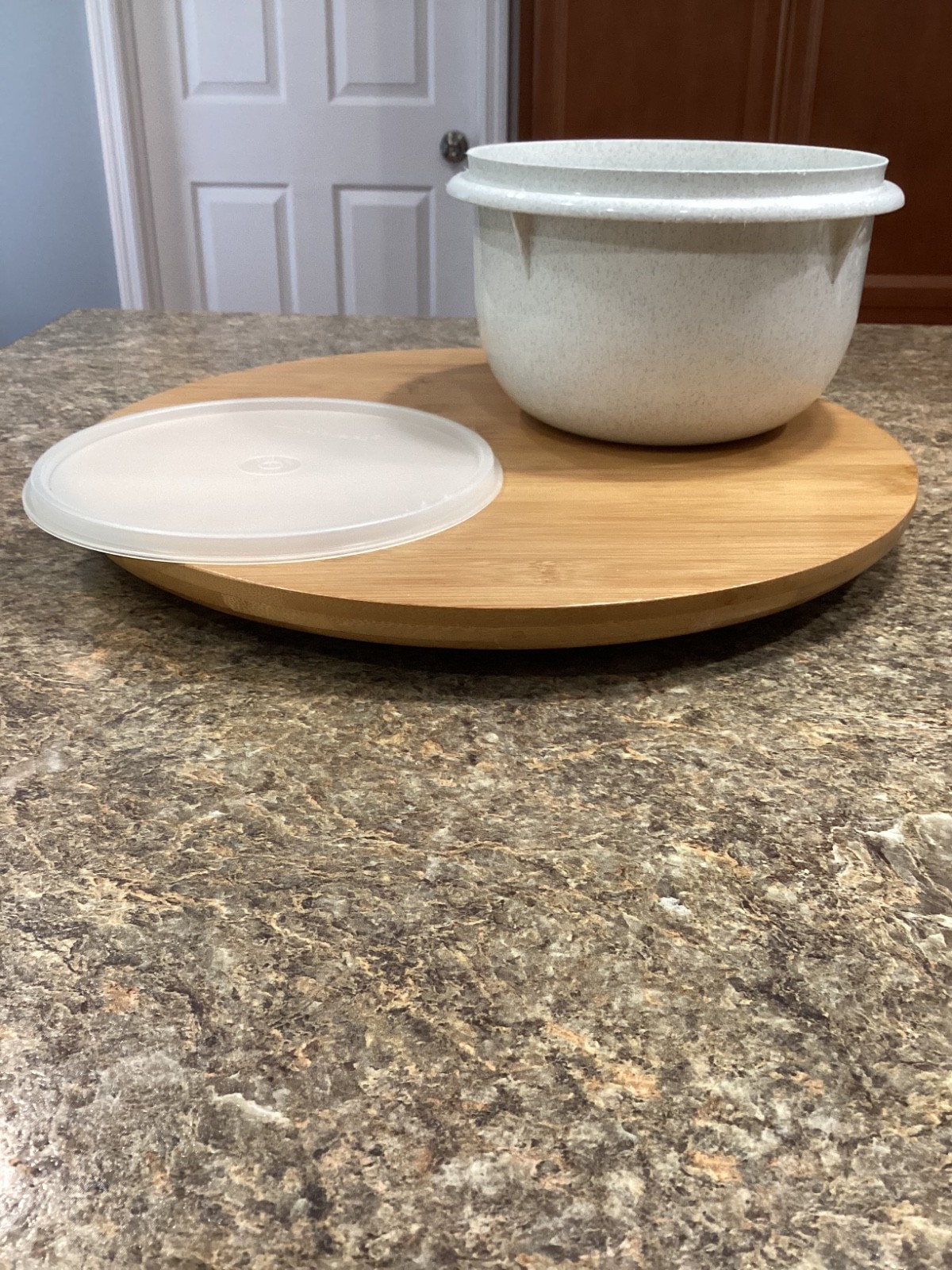 Vtg. Tupperware #271 Medium Mixing Bowl With #228 Sheer Lid 8 Cup speckled