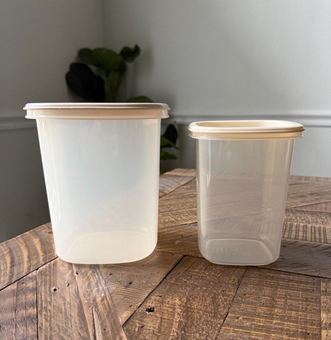 Set of 2 Rubbermaid Servin’ Saver Food Canisters Containers #5 #8 Almond Lids