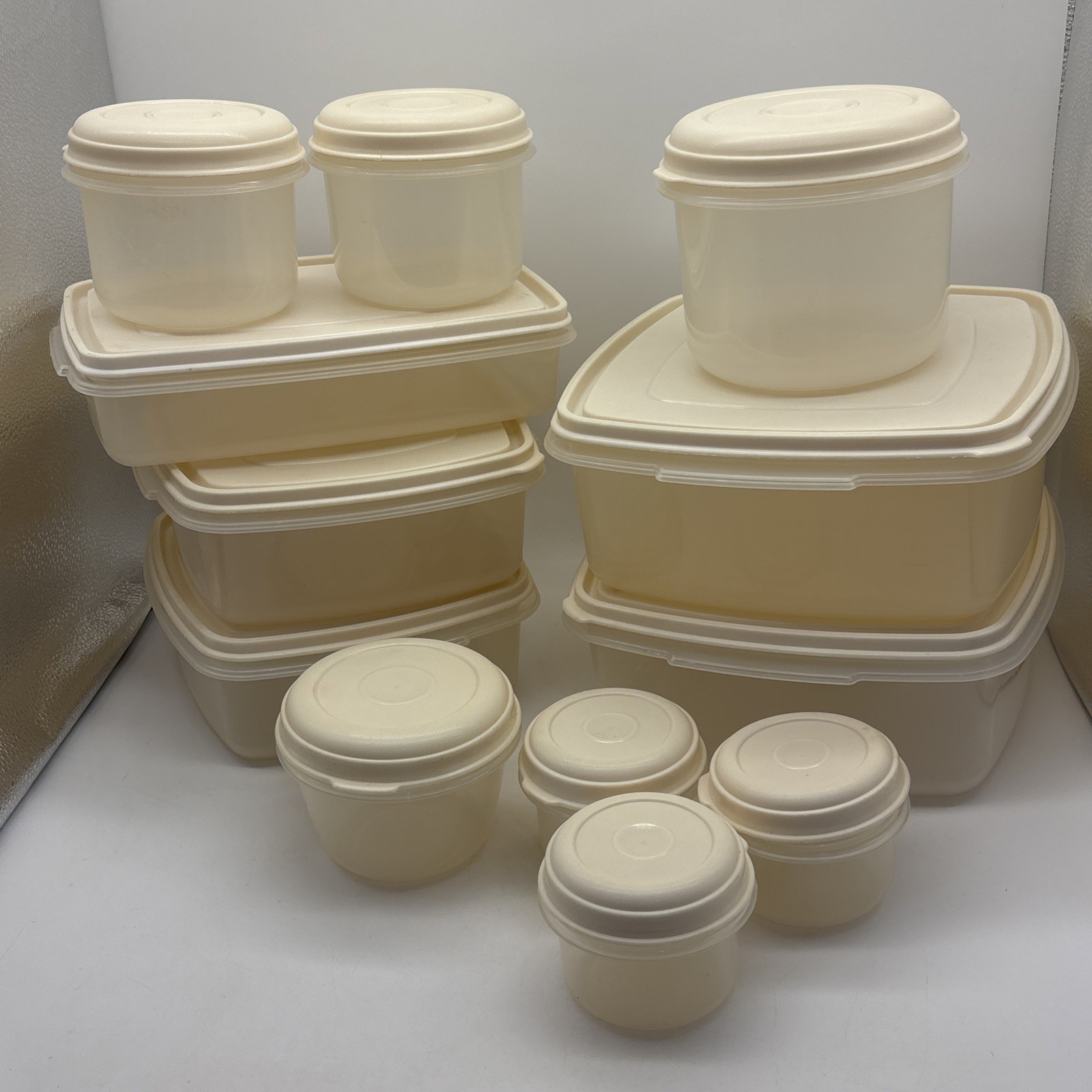 SET OF 12 – VTG. RUBBERMAID SERVIN SAVER – CONTAINERS & LIDS Mult Size Shape