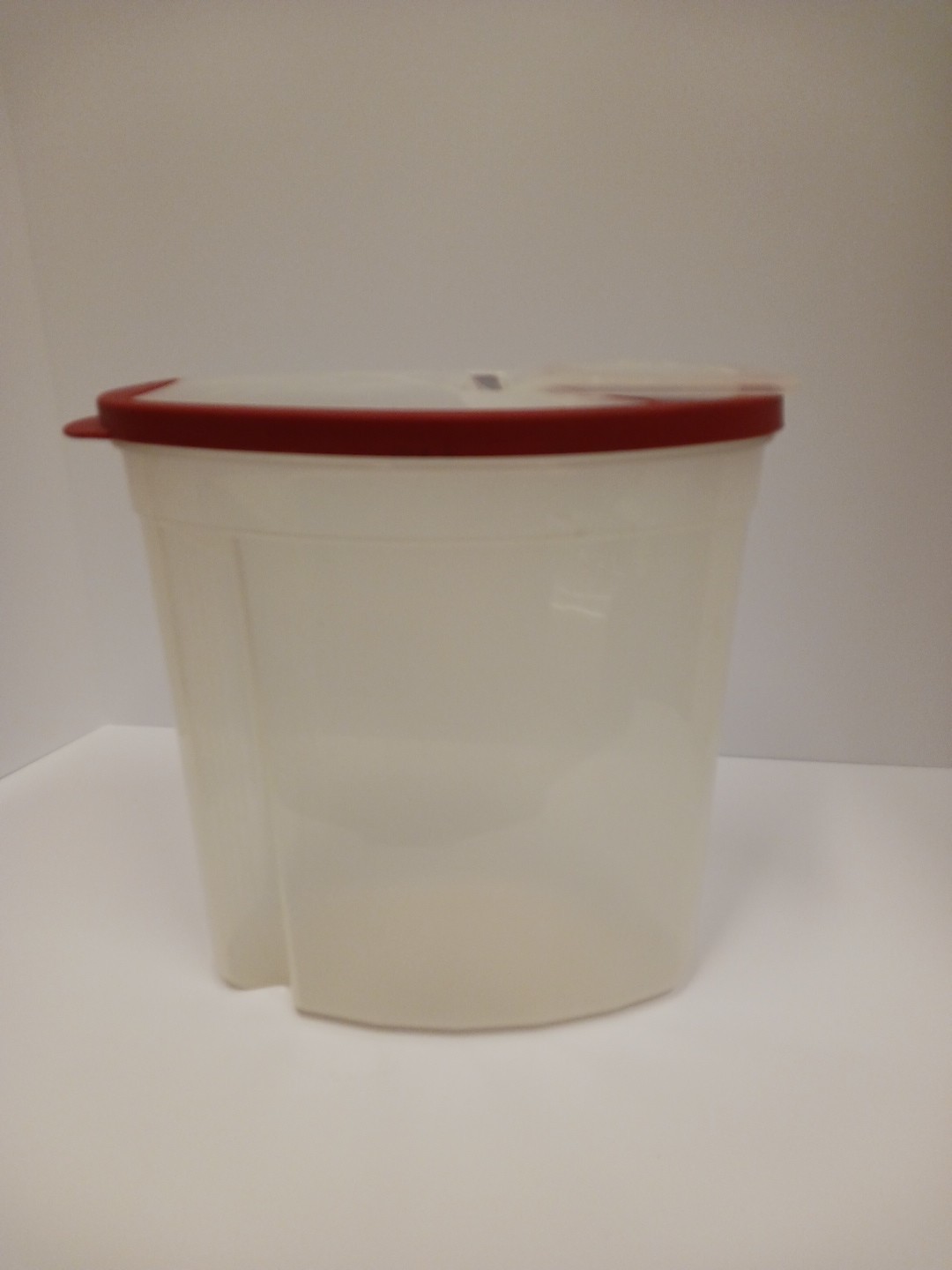 Rubbermaid Flex and Seal Cereal Keeper 1.5 Gallon Clear with Red Lid Made In USA