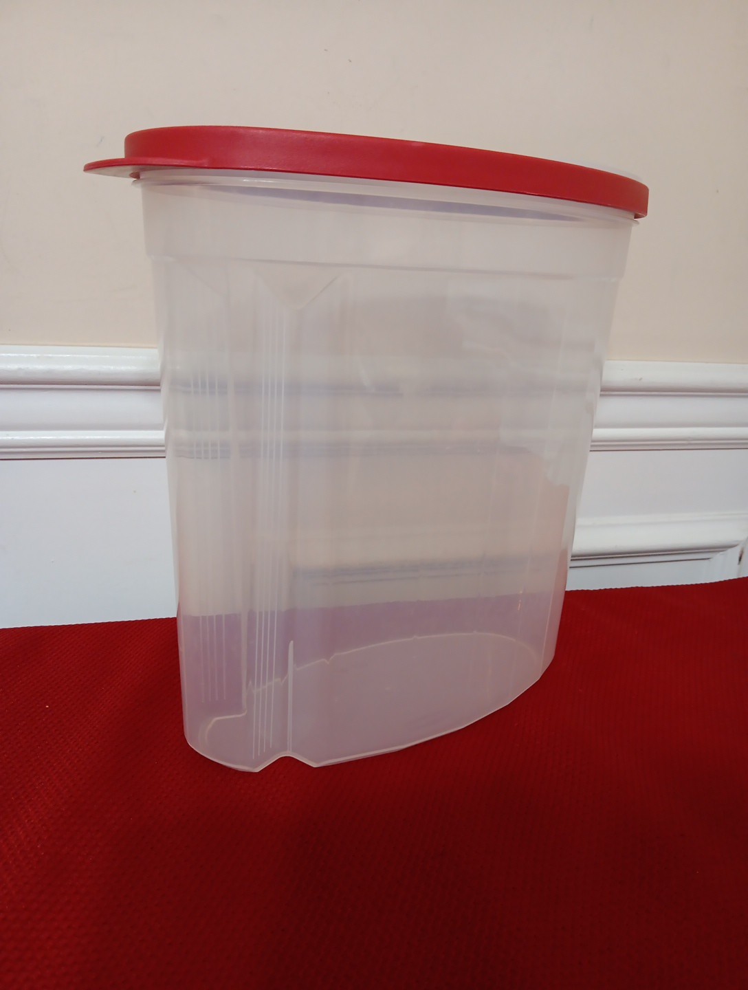 Rubbermaid Flex & Seal Cereal Keeper 1.5 gallon Clear W/Red Lid 10”x 5.5”x 11”