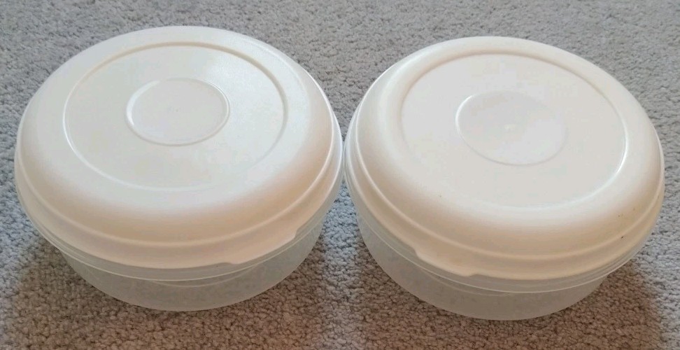 (2) Rubbermaid #3 Servin’ 1.4 QT Round #3 & #9 Lids 6.75″x6.75″x2.75″ Scratches