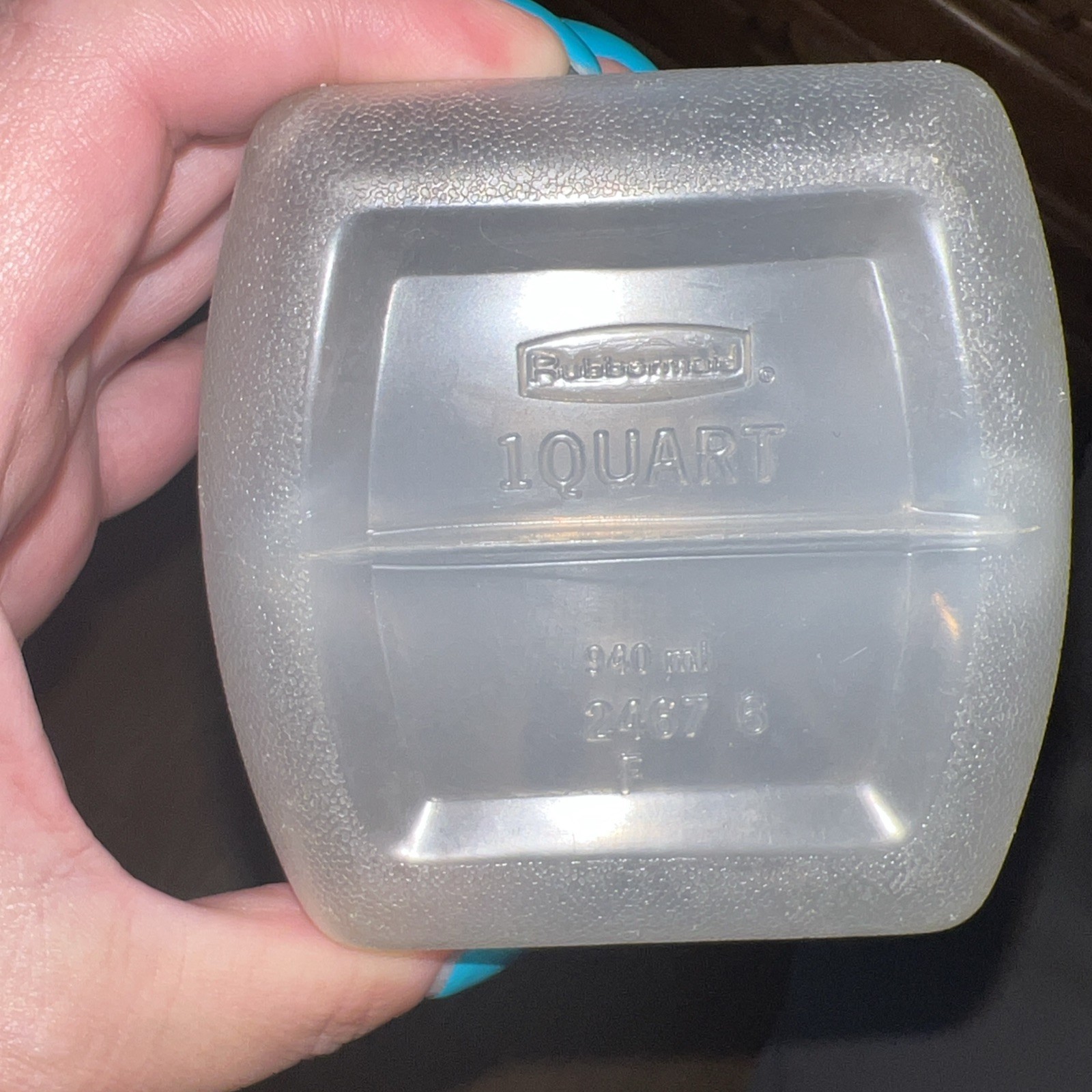 2 Rubbermaid Quart 32oz Bottles Almond Lid Screw Water Juice Spout Flip Top 2467