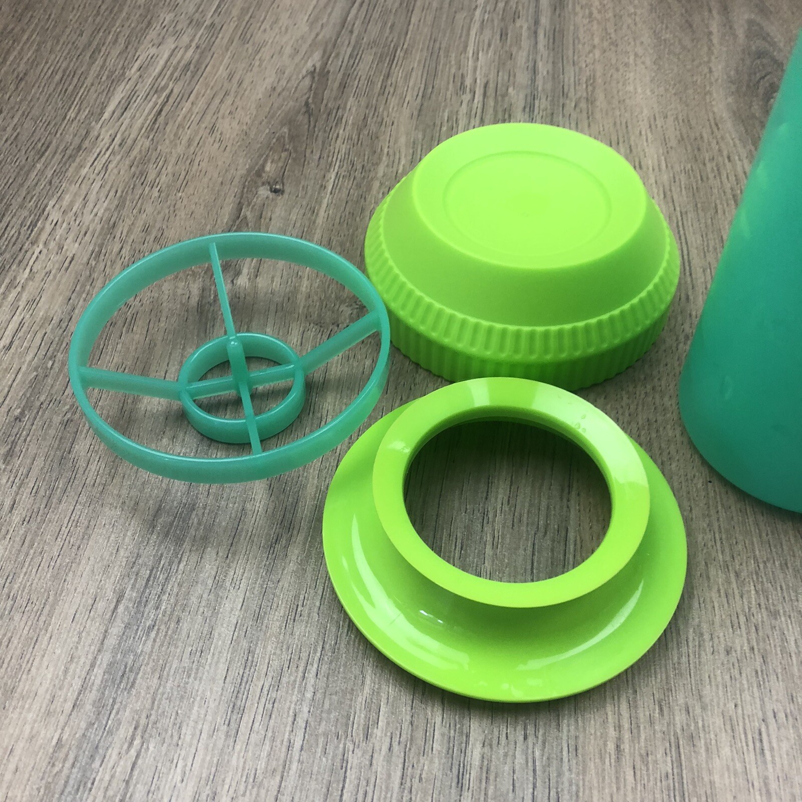 Tupperware 750ml Shaker Large Green EUC 4 Piece Milkshake Etc