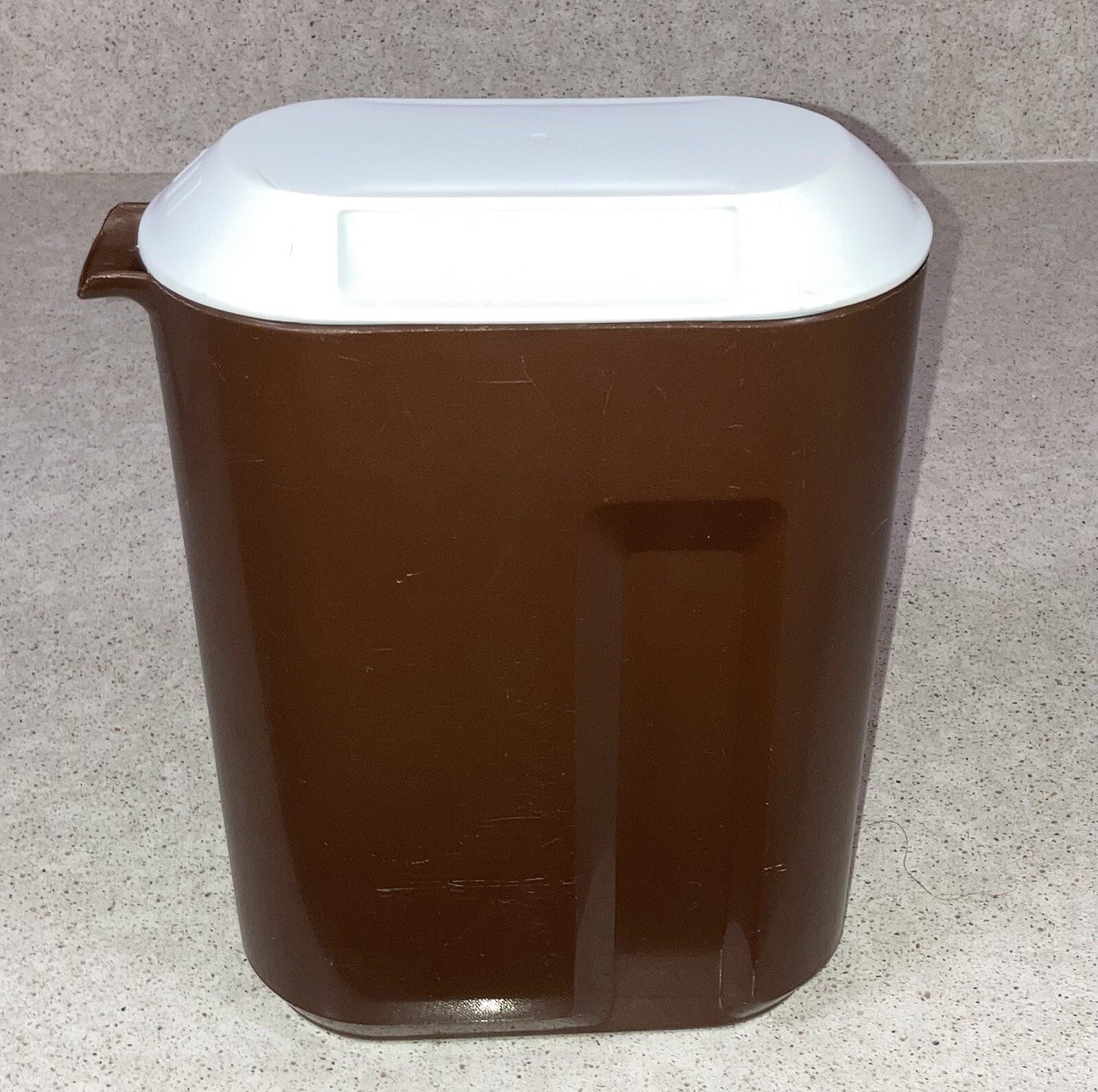 Rubbermaid Servin’ Saver 2.5 Quart Brown Slim Drink Pitcher #0941