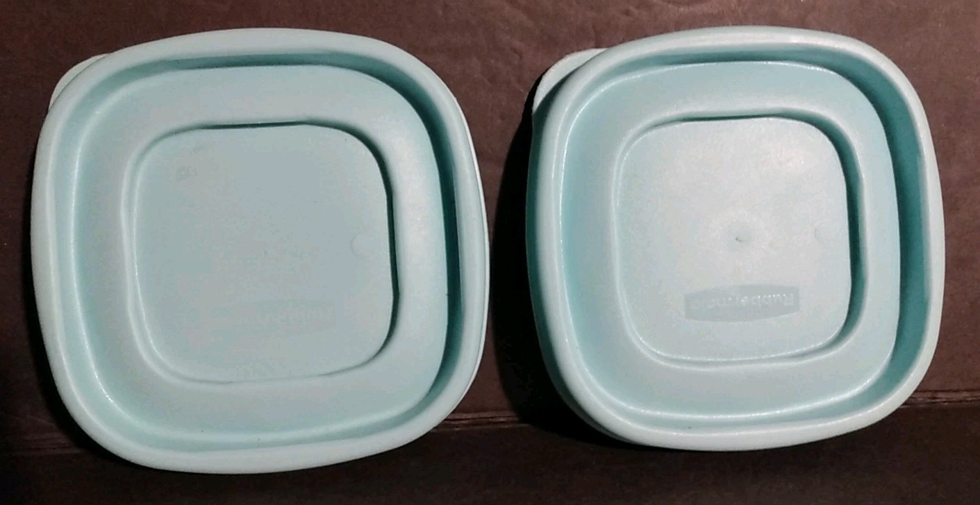 2 Rubbermaid 7J58 Aqua Plastic 4.5″ Snap On Replacement Lids Good Used Condition