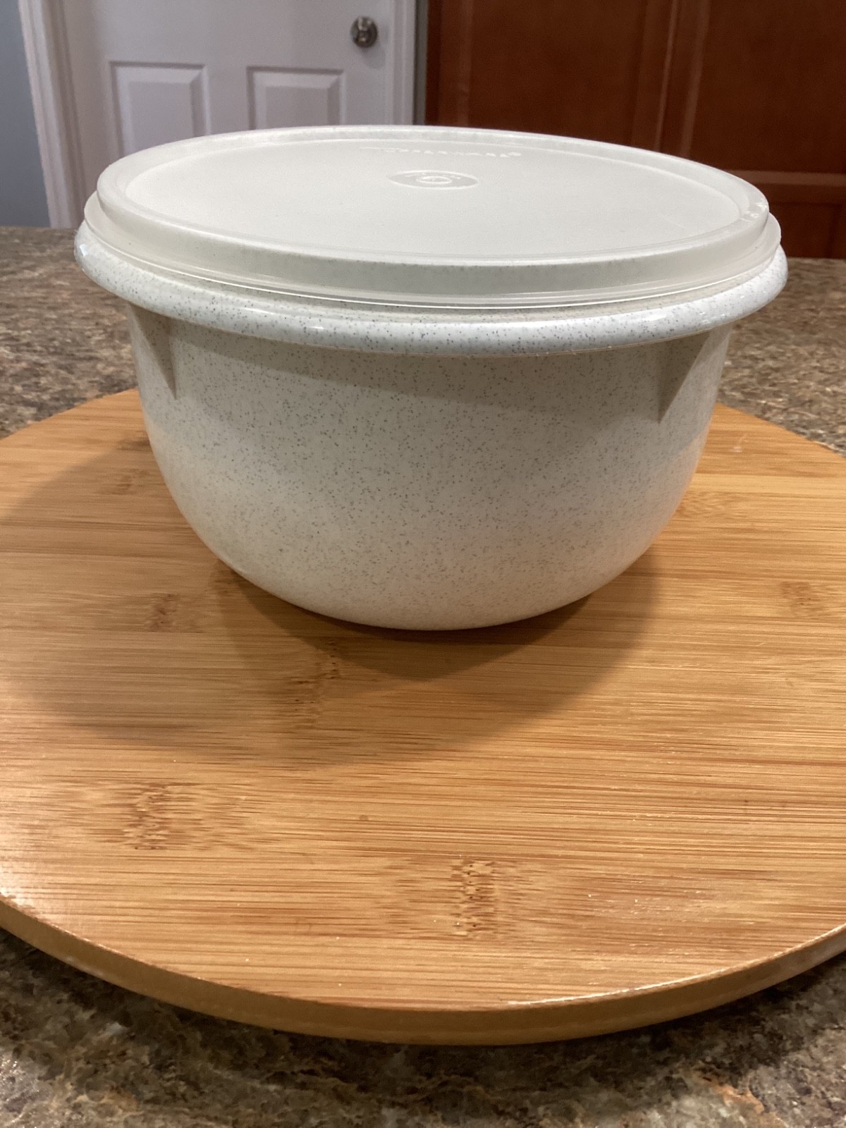 Vtg. Tupperware #271 Medium Mixing Bowl With #228 Sheer Lid 8 Cup speckled