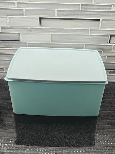 TUPPERWARE 5.7 L / 24 C BLUE Freeze IT PLUS Mate Airtight Storage NEW CONTAINER!