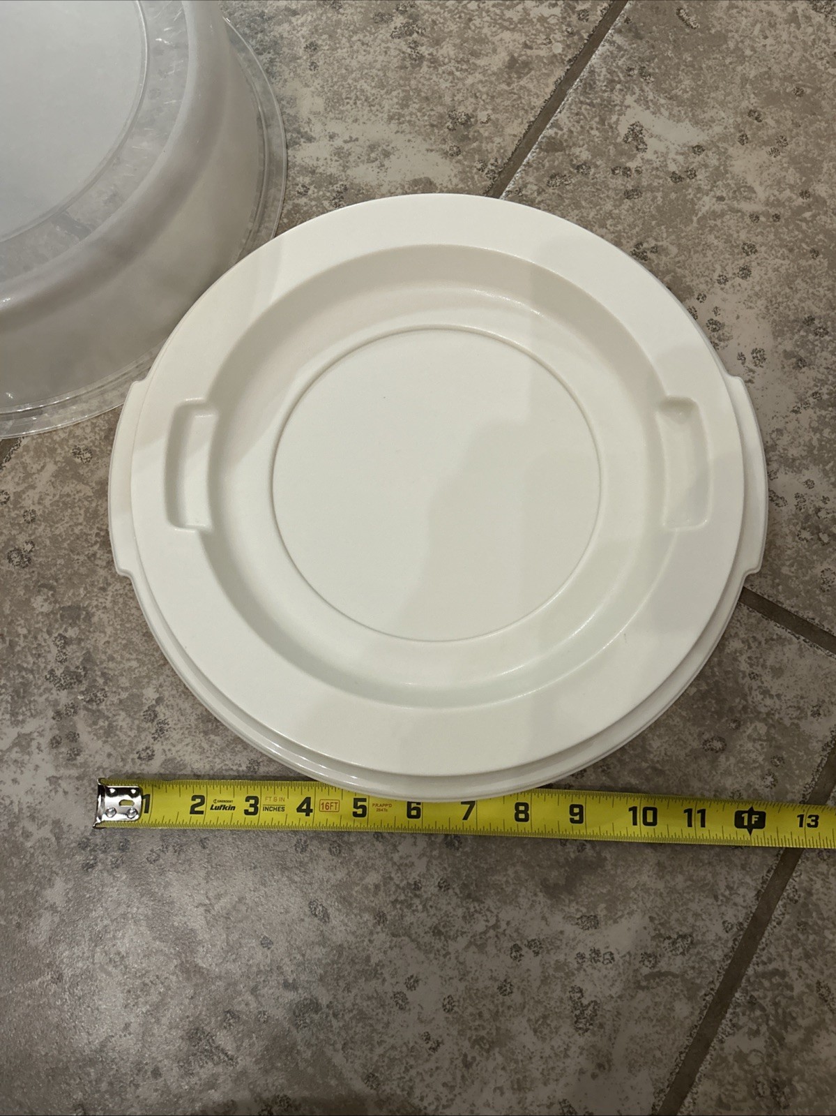 White Rubbermaid Servin’ Saver Cake Pie Carrier Container 4”H 12”W 2-piece Clean