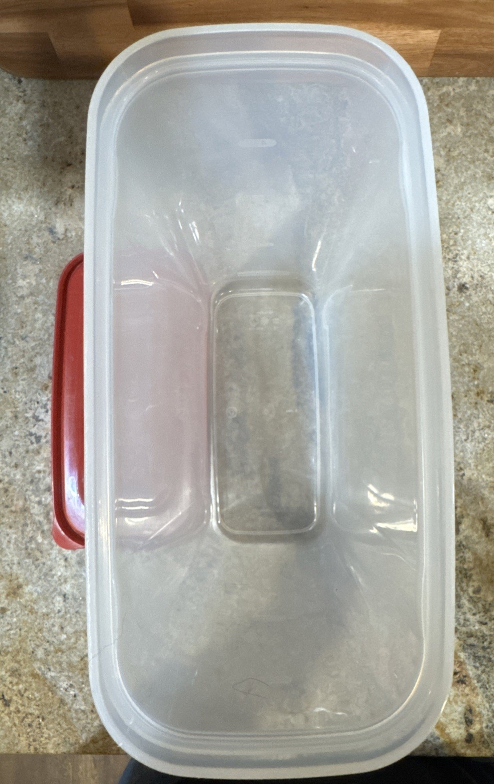 Rubbermaid 7N04 Red 21 21.1 Cup Dry Food Storage Container with Lid