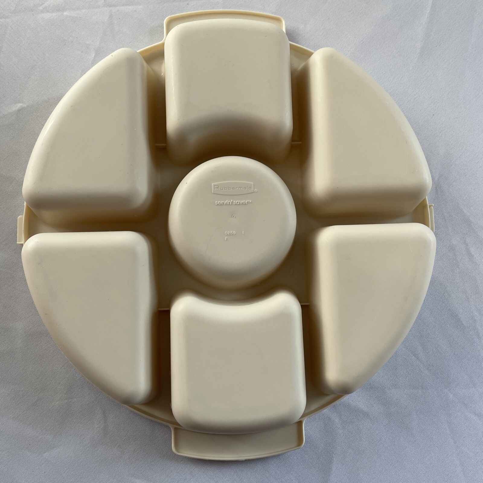 Vintage RUBBERMAID – SERVIN SAVER 12″ BEIGE ROUND VEGETABLE DIP TRAY #259