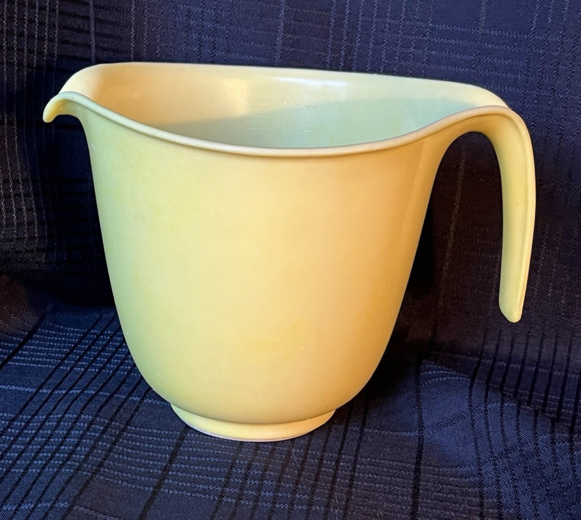 Vintage 1978 Rubbermaid Grip ‘n Mix Bowl YELLOW 1.5 Qt Pour Spout Holds 6 Cups