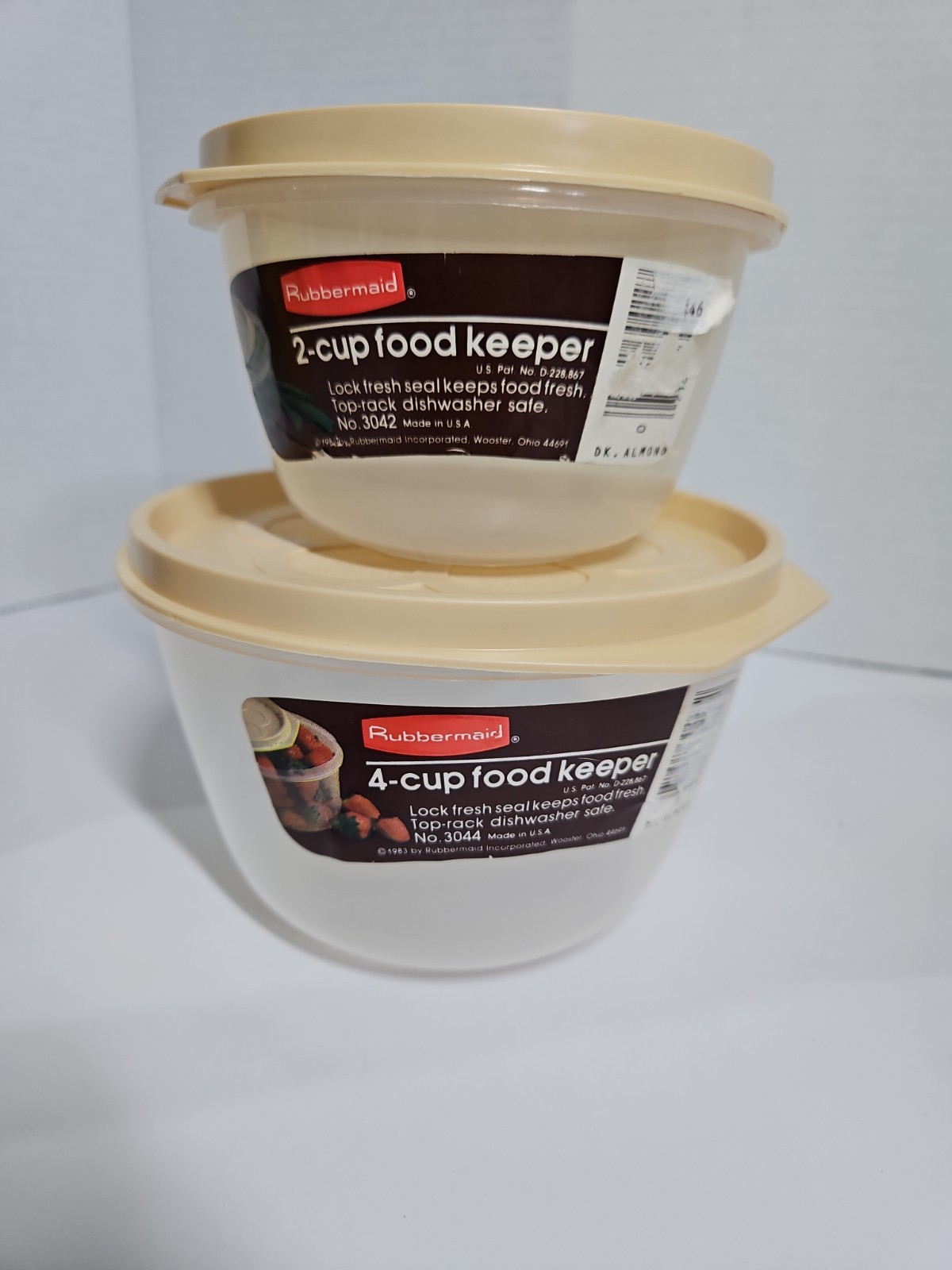 Vintage 1983 Lot Of 2 Rubbermaid Lock Fresh Food Keepers 2C. & 4C. Daisy Lids…