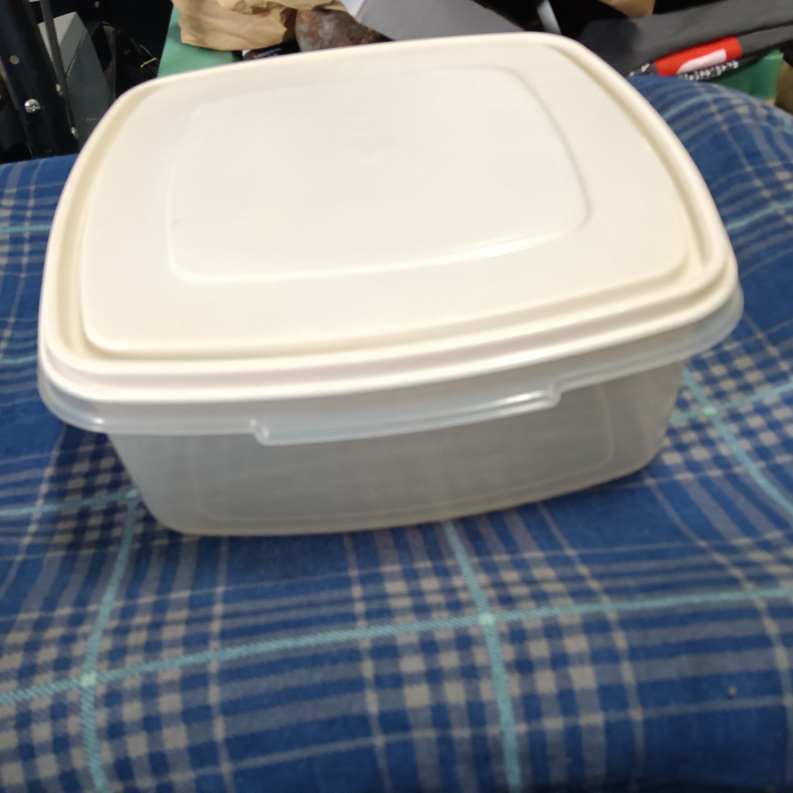 Vintage Rubbermaid Servin’ Saver #4 19 Cup Square Container Snap Lid almond