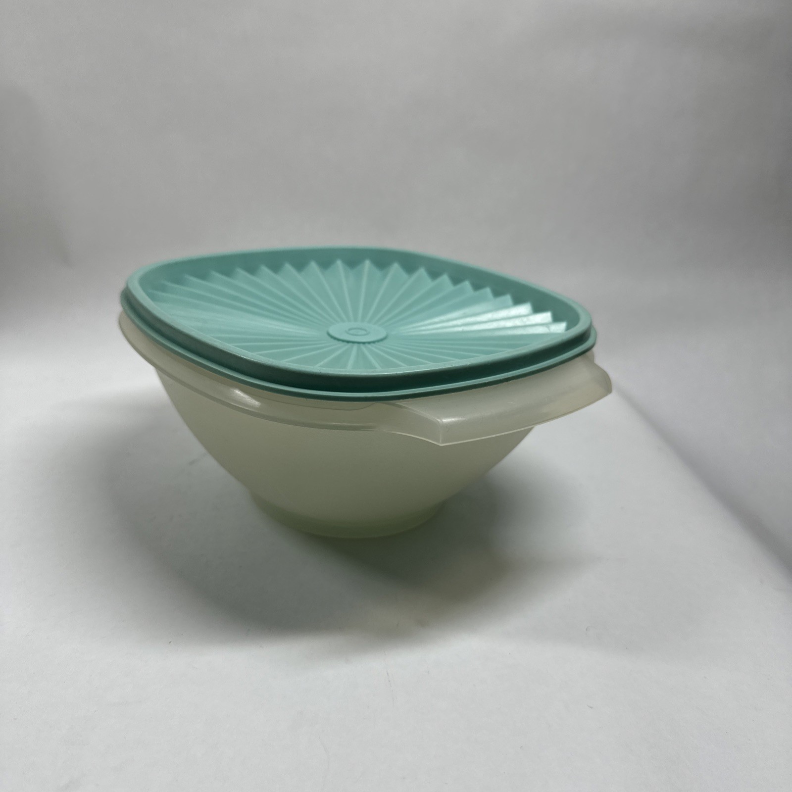 Vintage Tupperware Servalier Bowl 5.25 Cup Clear Bowl #838-16 Light Teal Lid