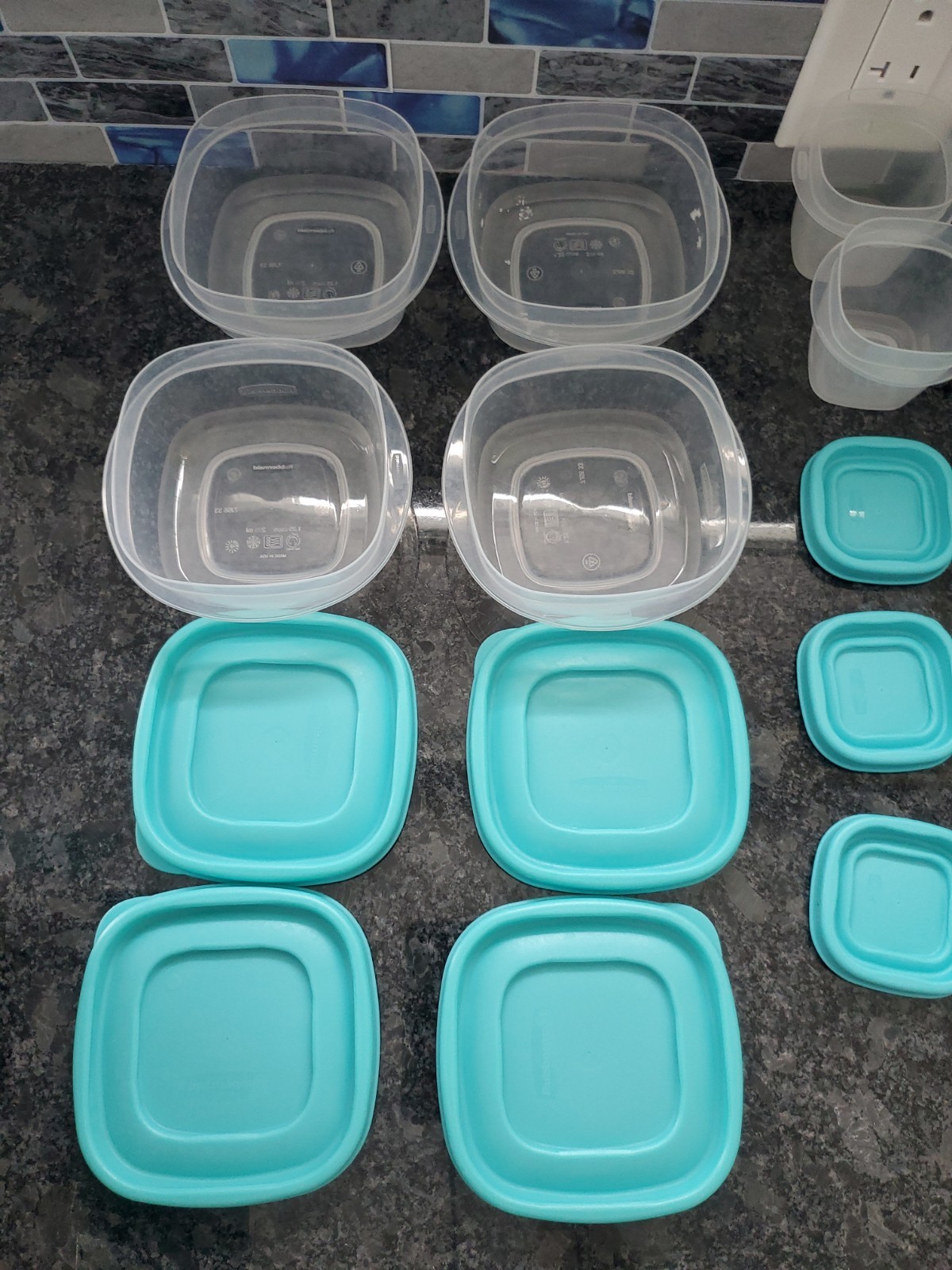 Rubbermaid Lot of 13- .05 Cups (10 bl Lid, 3 Red), 4 ( 1.25 Cups) 17 Cups, 17 Li