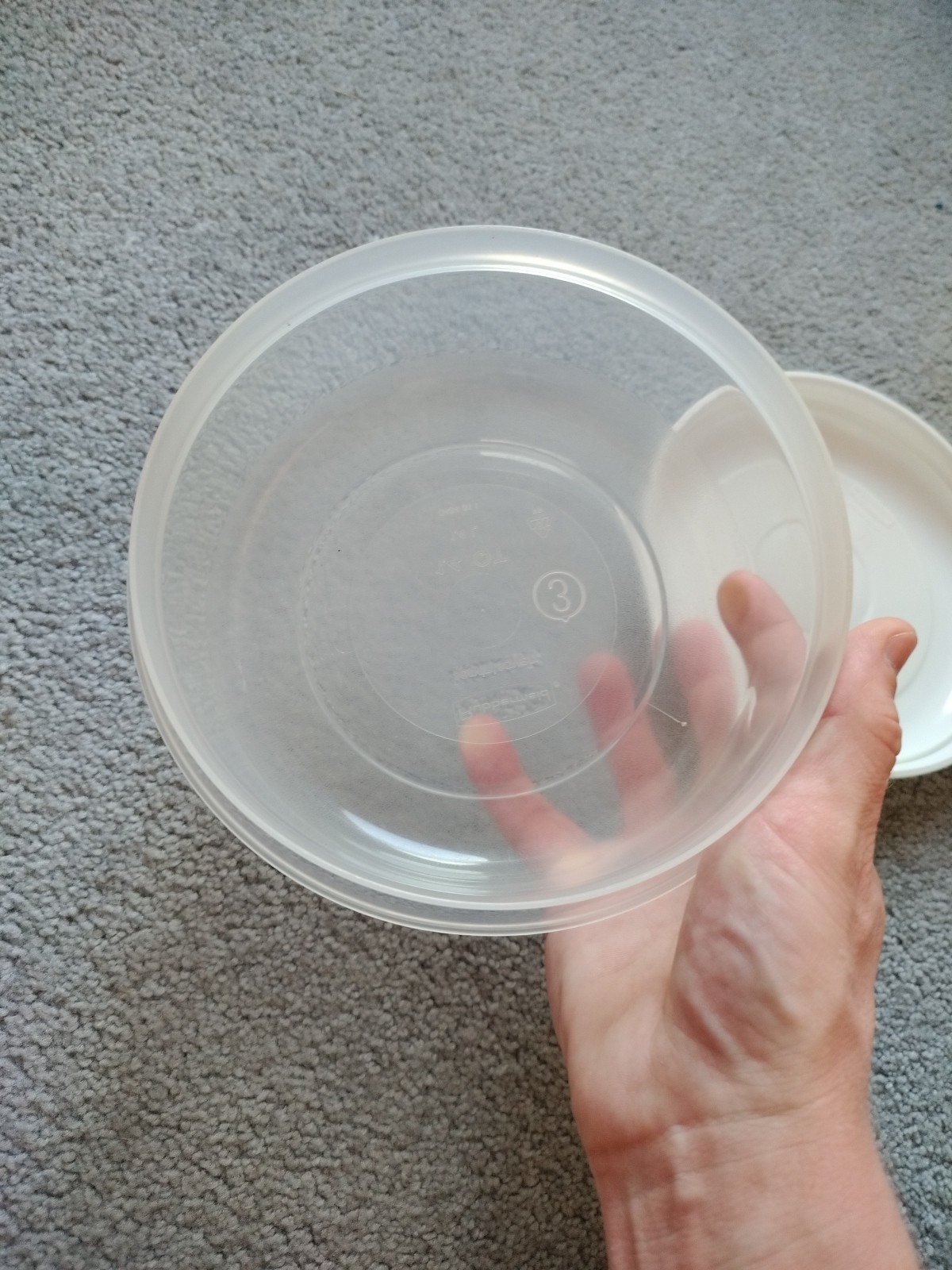 (2) Rubbermaid #3 Servin’ 1.4 QT Round #3 & #9 Lids 6.75″x6.75″x2.75″ Scratches