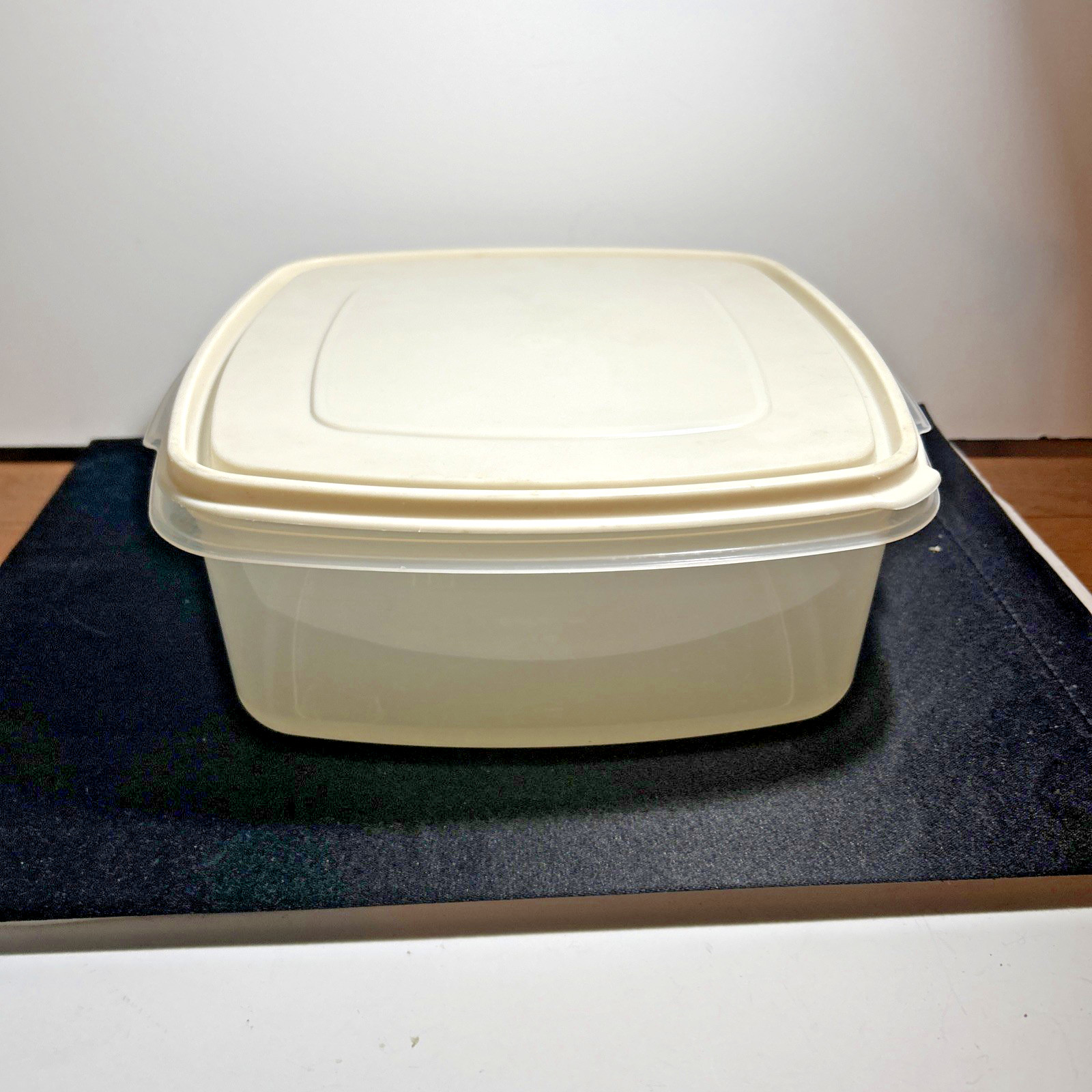 Vintage Rubbermaid Servin Saver #4 Square 19-cup Almond Lid 1980’s Storage