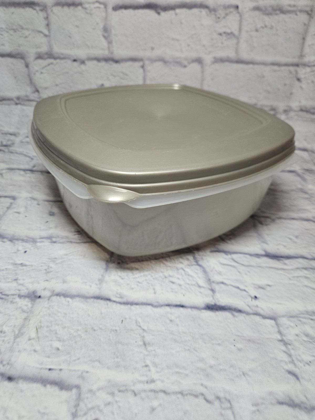 VTG Rubbermaid Large Square Container “C”-21.1 Cups (1.3 Gal) Sheer w Silver Lid