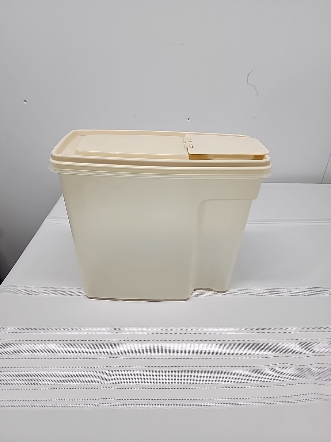 Vintage Rubbermaid Servin’ Saver #2 Cereal/Grain Container 21 Cup 50 L #0043 1