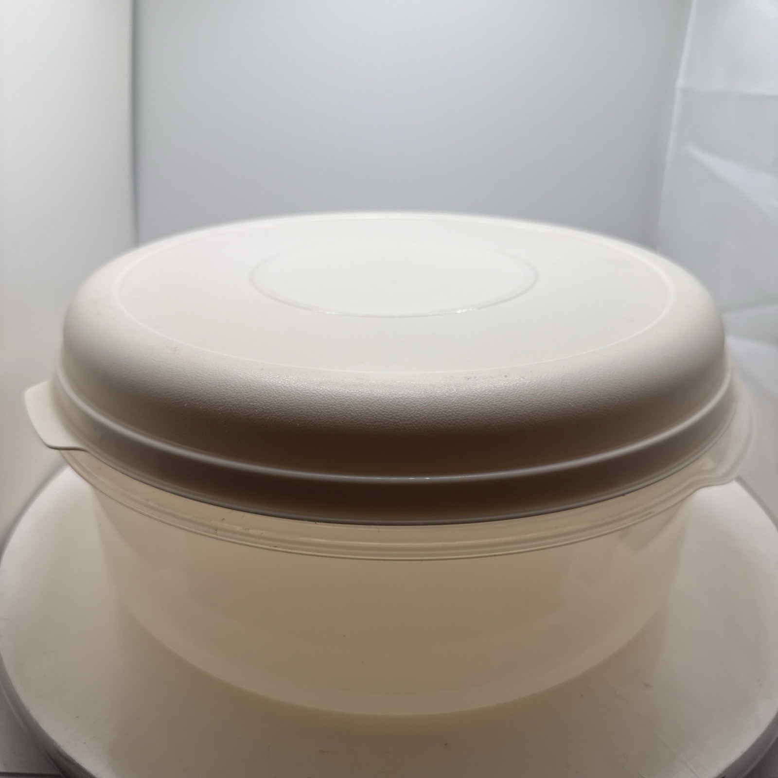 VTG Rubbermaid Servin Saver 22 Cup 5.2L Round Food Storage Container Almond Lid