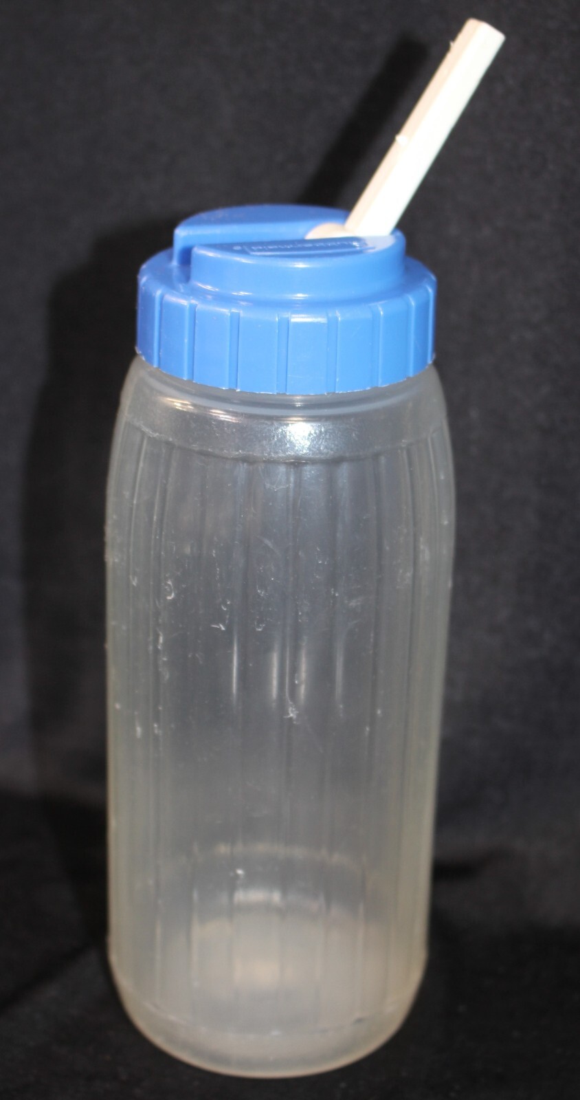 Vintage Rubbermaid 1 qt 32 oz Drink Beverage Bottle Sip Straw Lid #316 bite mark