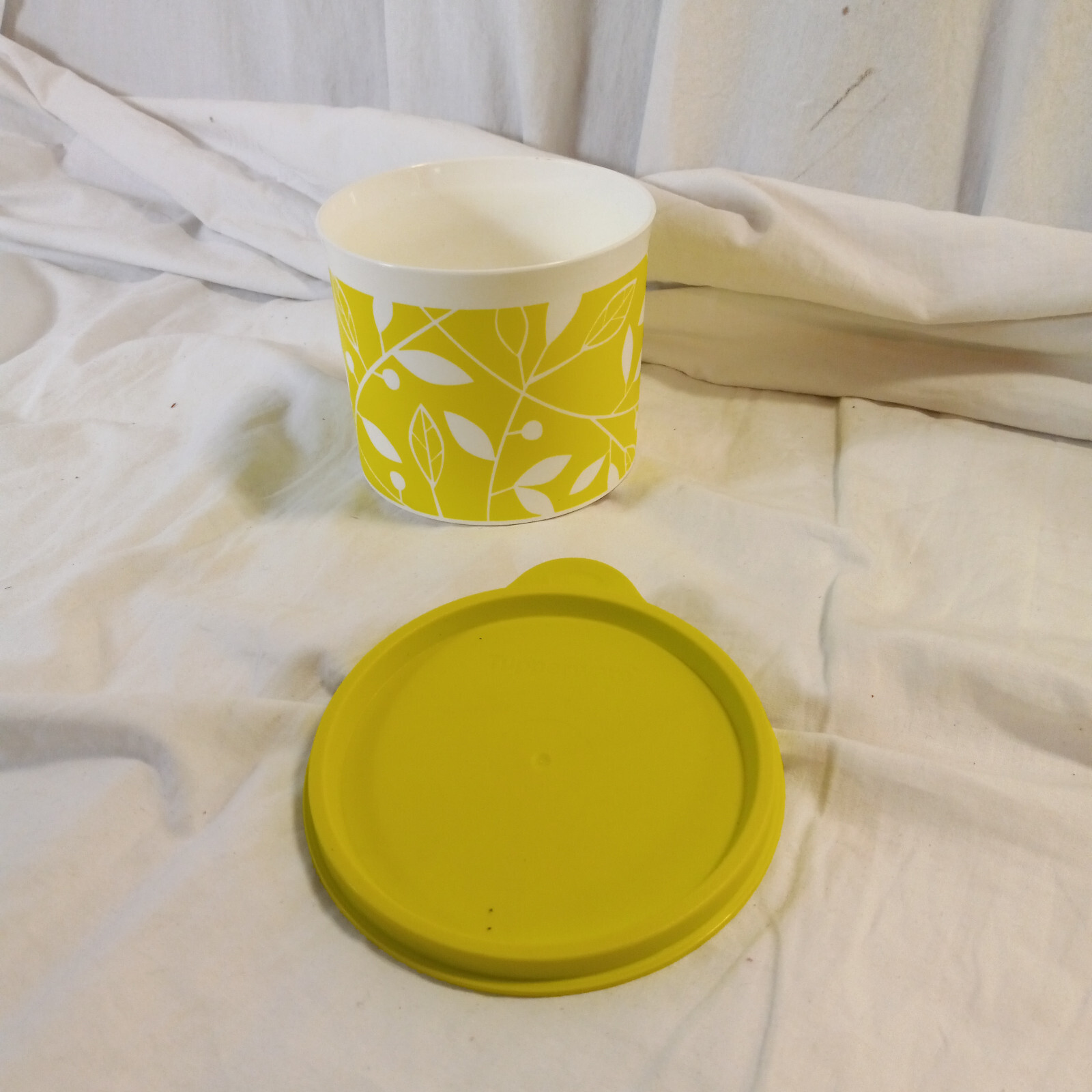 Tupperware Cannister Set 6pc 5544A 5542A 5885A w/Lids Green & Red Cardinals