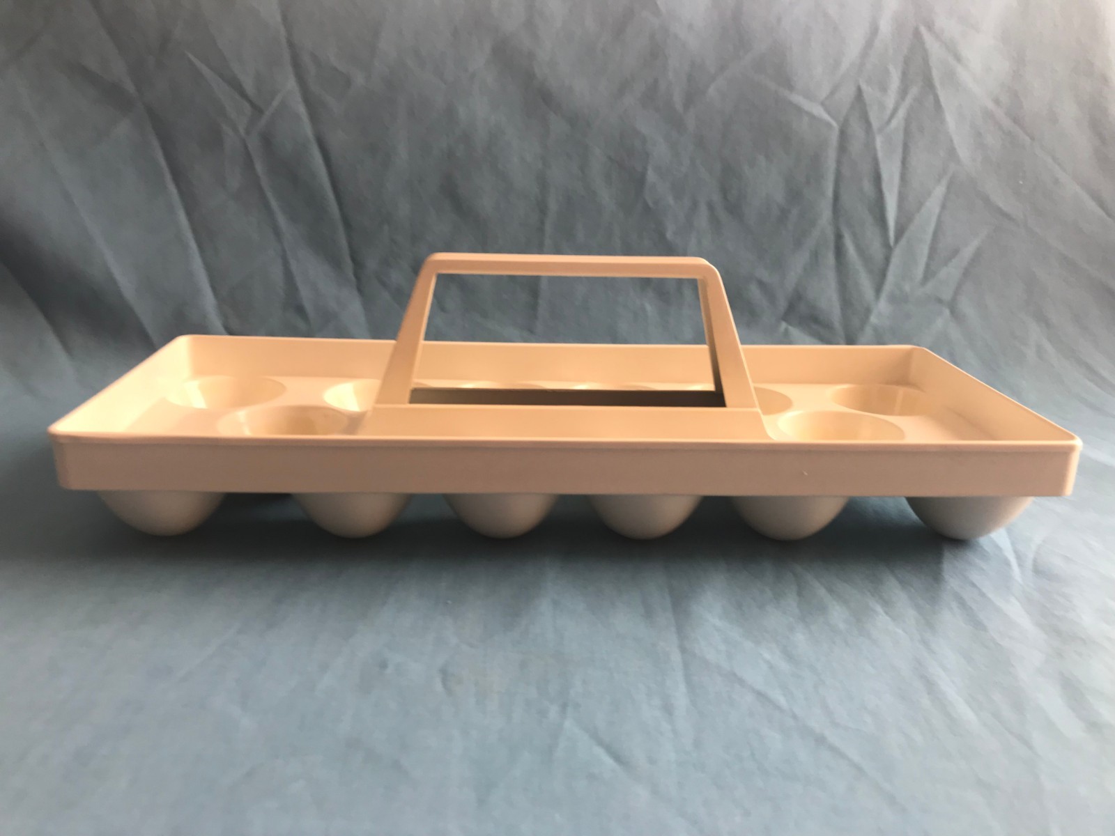 Pre-Owned Vintage Almond Plastic Refrigerator Egg Carrier / Holder for 14 Eggs