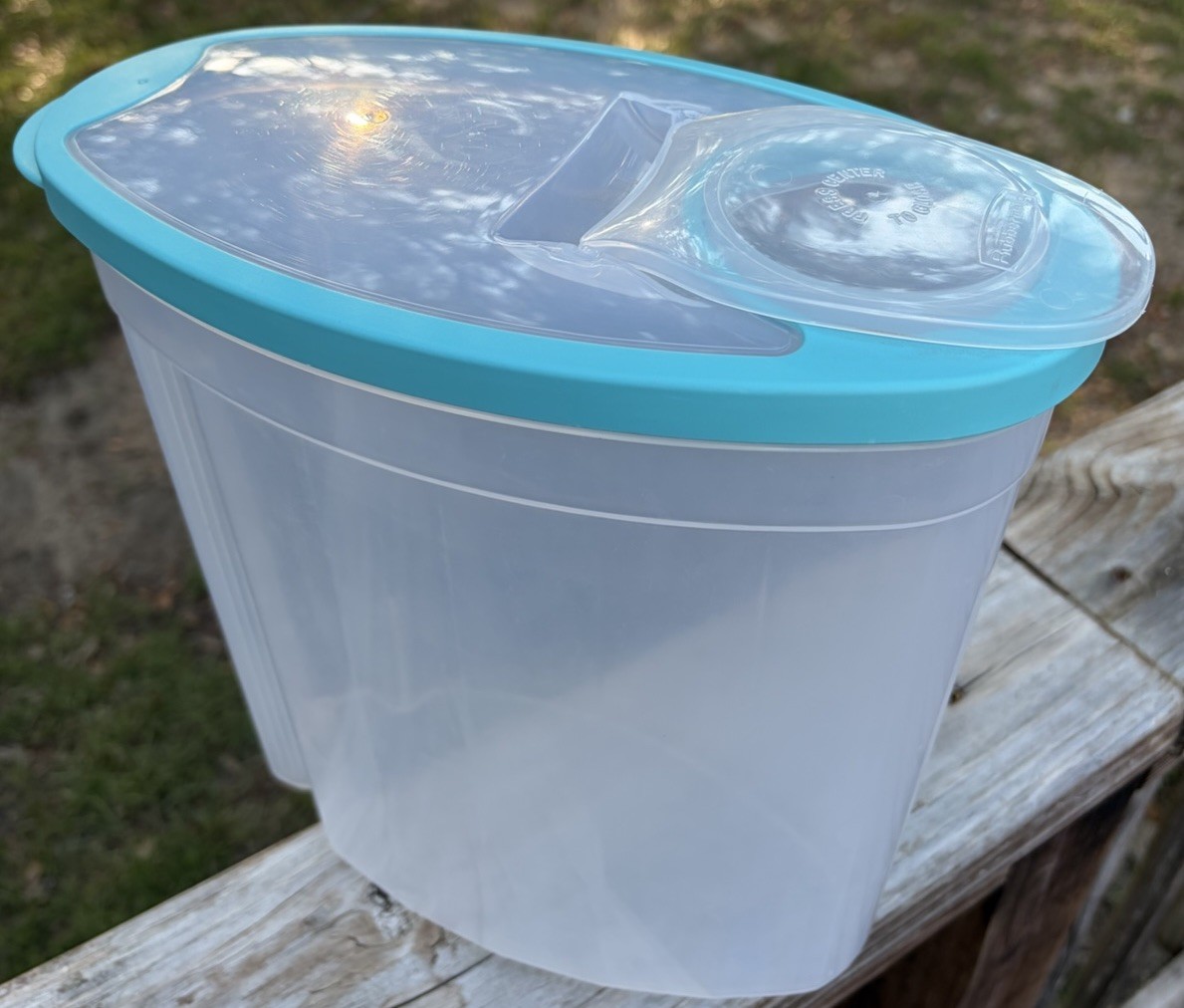 Rubbermaid 1.5 Gallon Cereal Container Turquoise Snap Lid Plastic Oval Shape