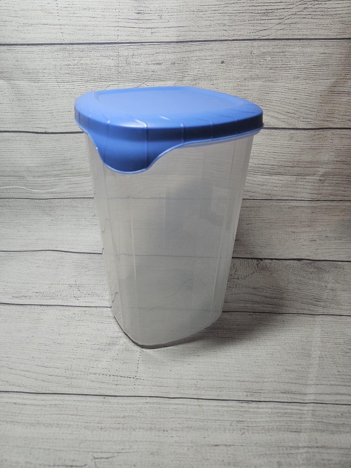 Vtg Rubbermaid Servin’ Saver 4.5 Quart (4.3L) Canister “N”-Sheer w/ Blue Lid
