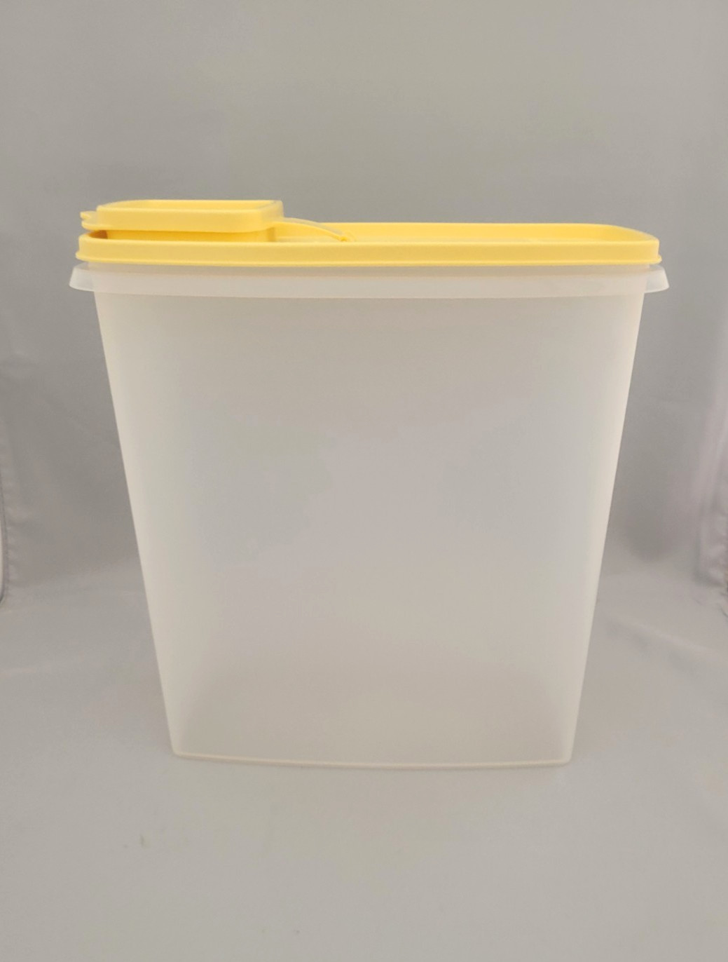 Tupperware 1588 Store & Pour 20 Cup Cereal Keeper Container Yellow Pour Lid 1589