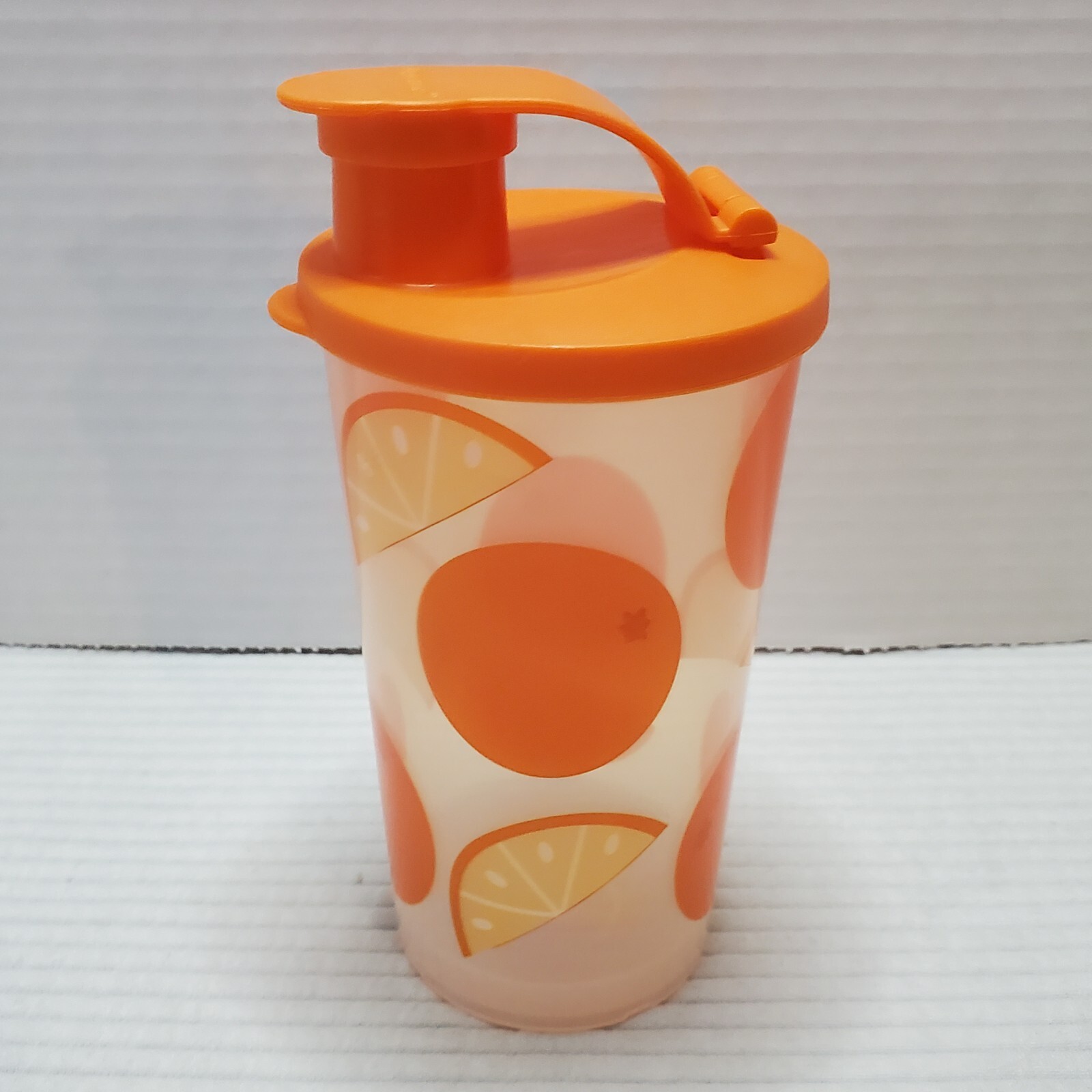 Tupperware Fruit Smoothie Tumbler Flip Top 12oz 1.5 Cups Oranges Orange 5″x3″