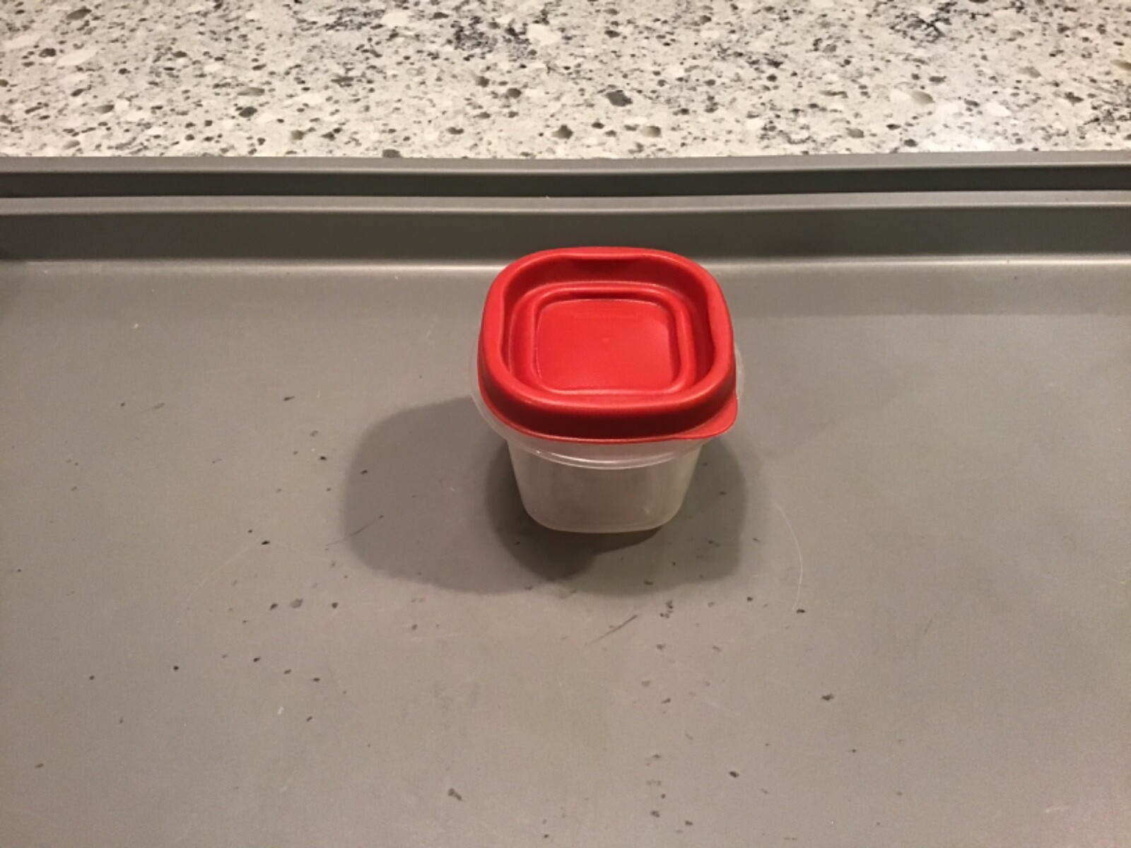 Rubbermaid 4 Ounce Square Food Storage Container with 7J54 Red Easy Find Lid