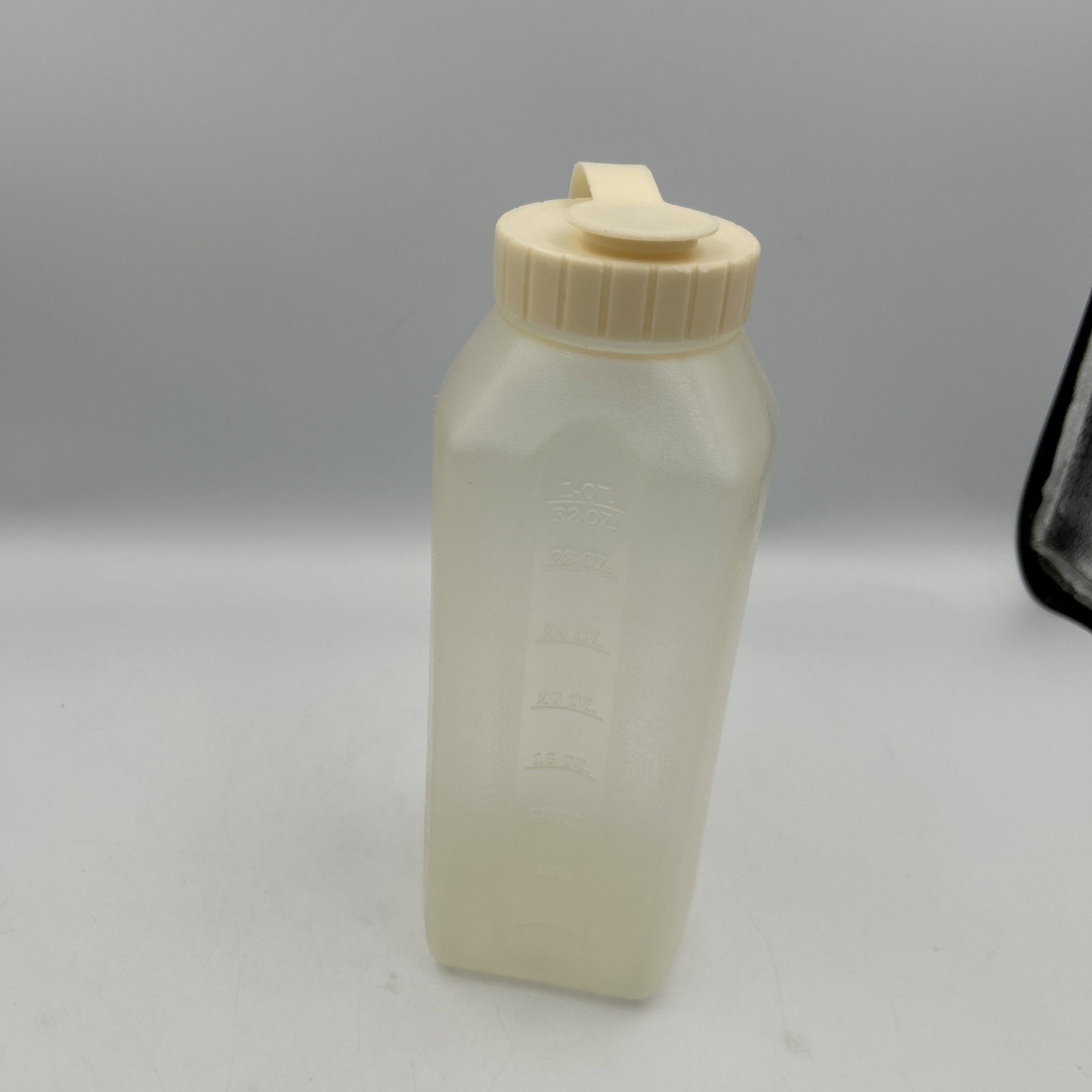 2X Rubbermaid Servin Saver 1 Pint / 1 Quart Liquid Container Bottles Almond