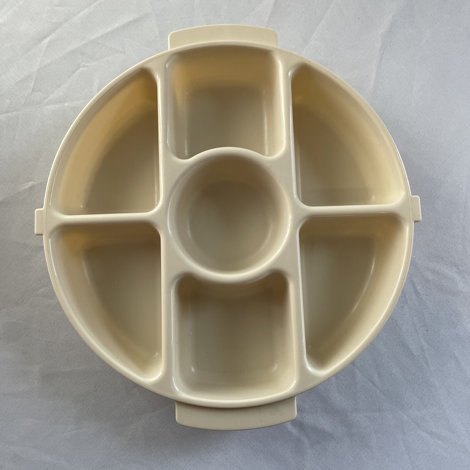 Vintage RUBBERMAID – SERVIN SAVER 12″ BEIGE ROUND VEGETABLE DIP TRAY #259