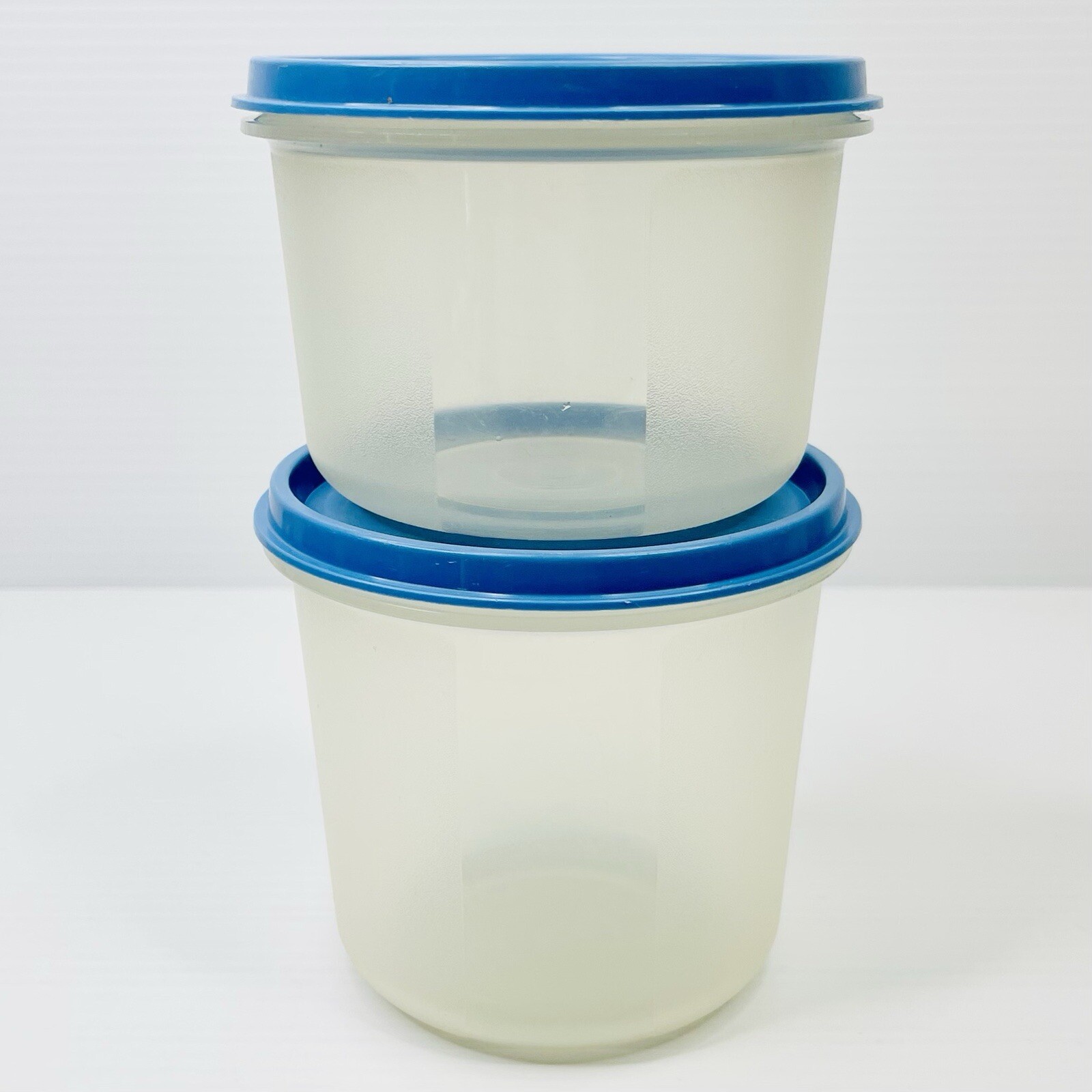 2 x Vintage Tupperware Round Containers 650ml and 450ml with Blue Lids/Seals