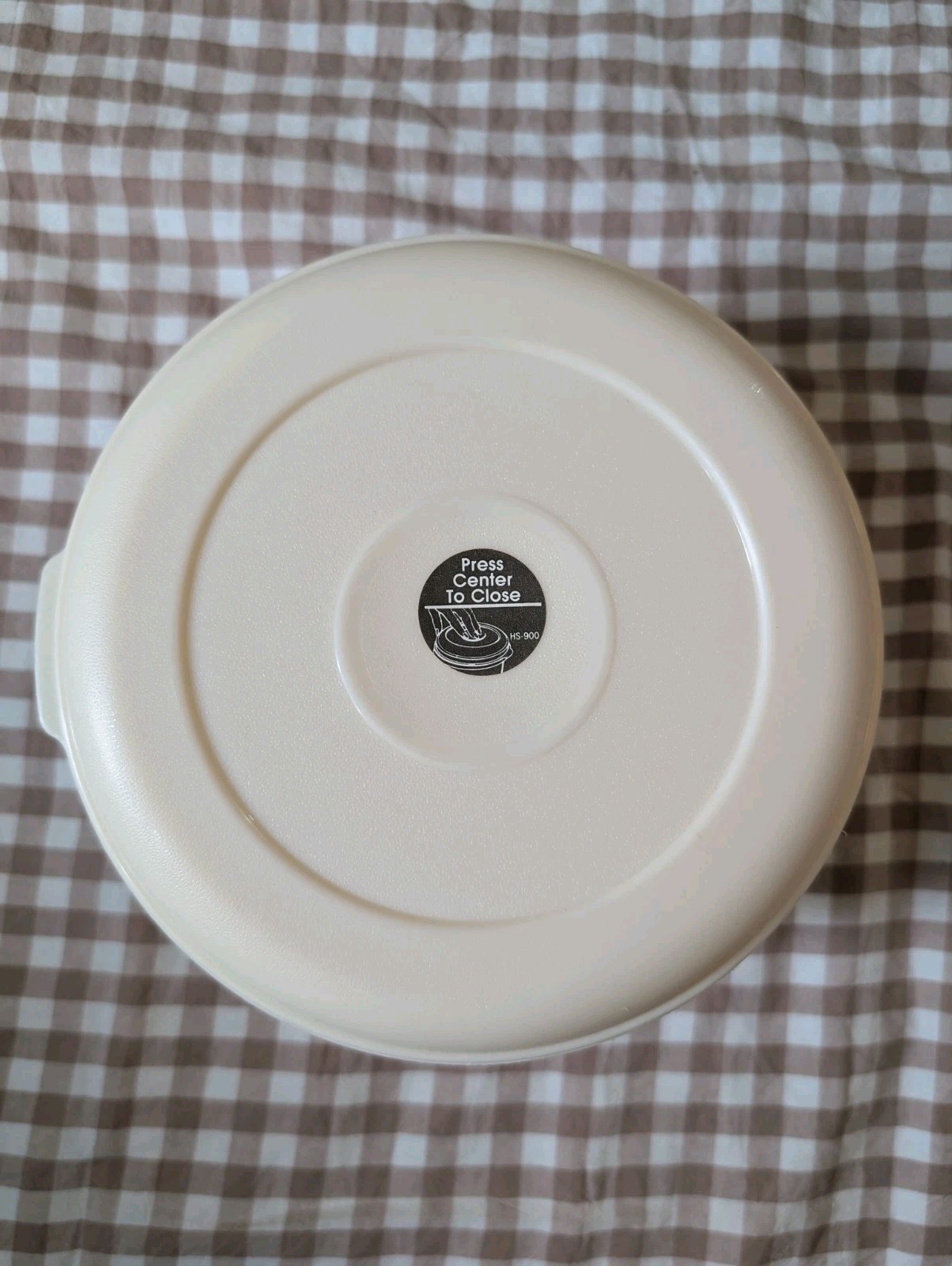 VTG Rubbermaid Servin Saver Round #10 Container Clear w Almond Lid 72 oz. 2.1 L