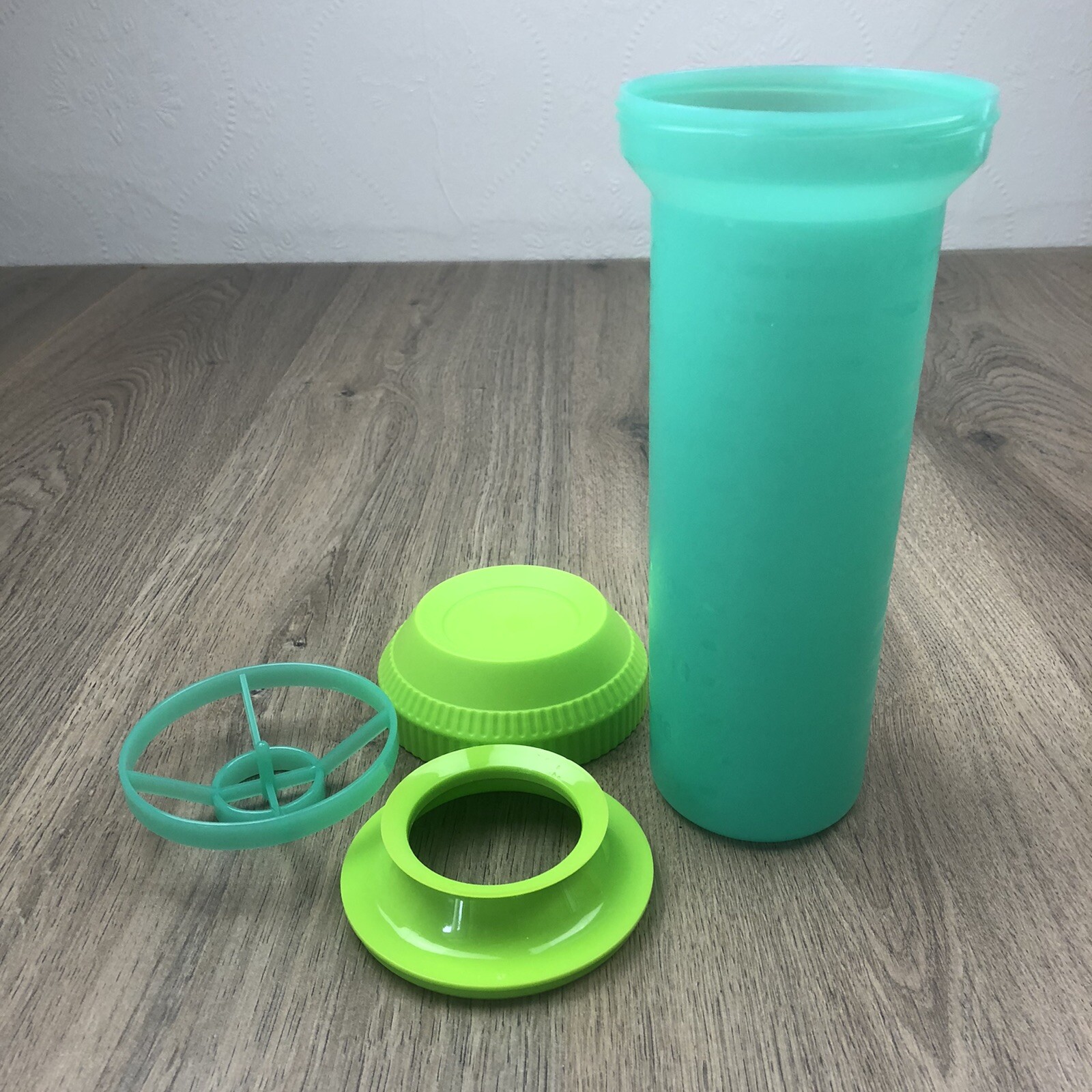 Tupperware 750ml Shaker Large Green EUC 4 Piece Milkshake Etc