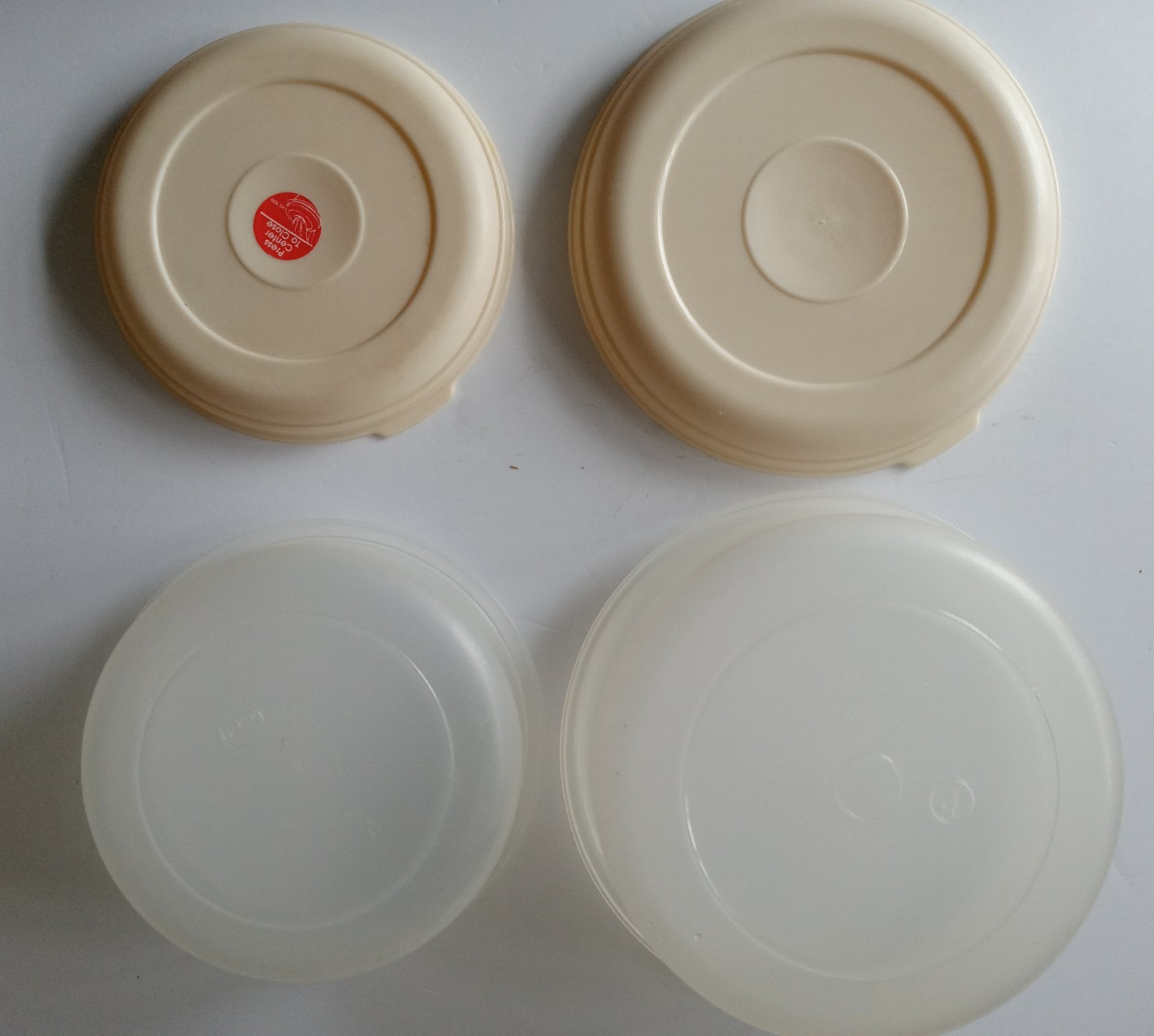 Vintage RUBBERMAID lot of 2 Round Servin Savers 2.5/1.5 Qt. with Lids