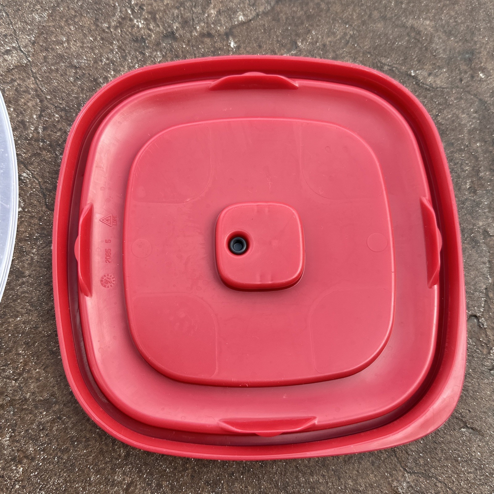 Rubbermaid Storage Container Easy To Find Red Lid 3 cups (710ml) 7J61