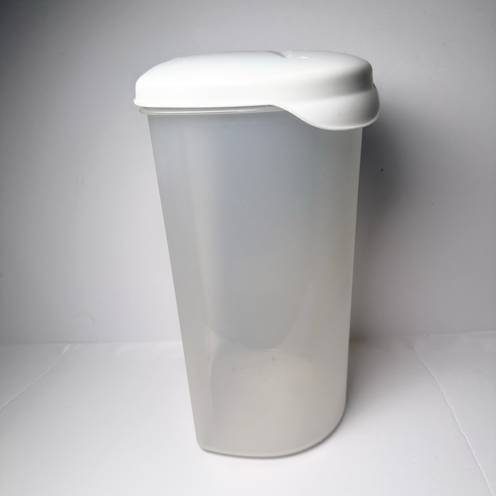 VTG RARE Rubbermaid 382A Servin Saver Food Storage Canister 11.5” D Shape 13 cup