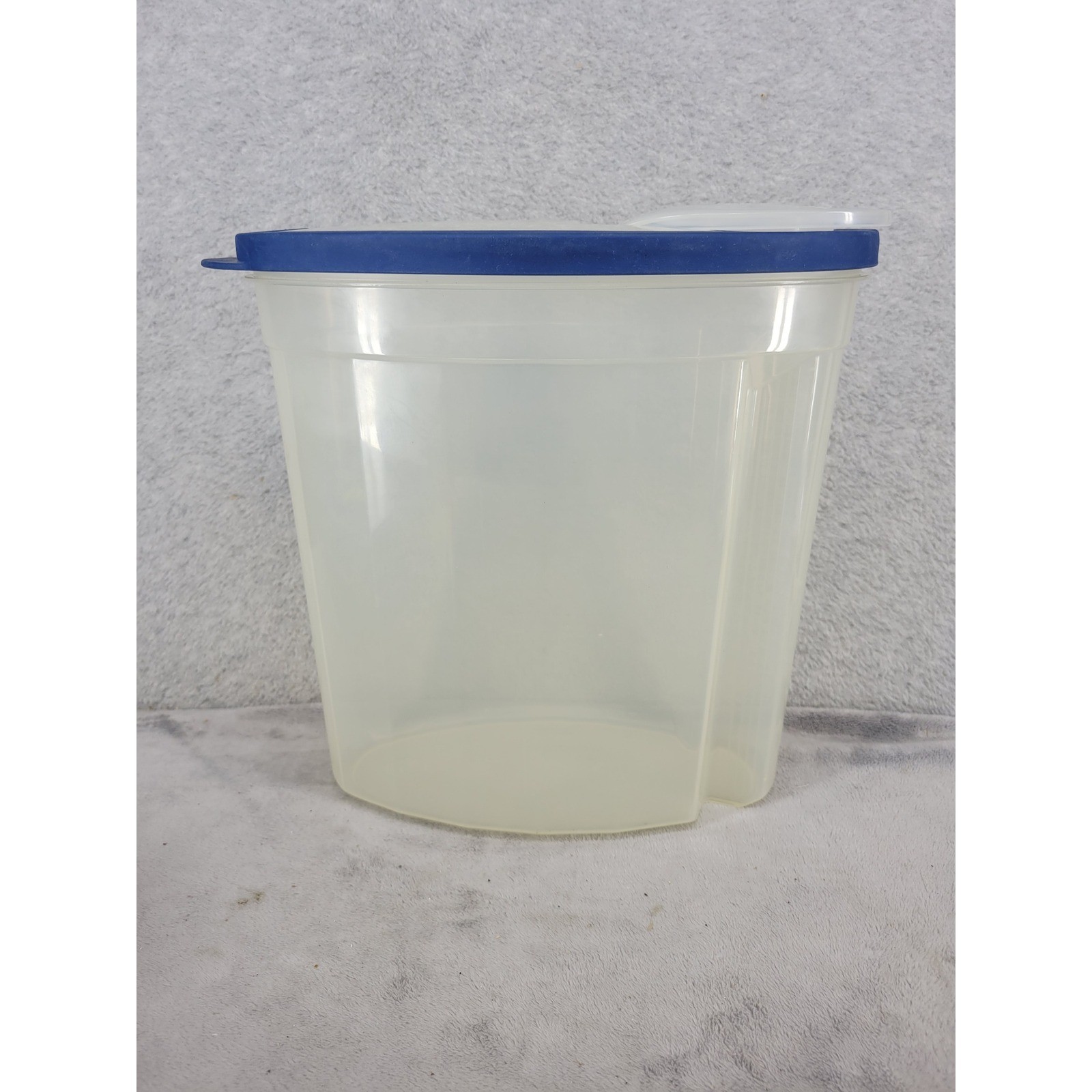 Rubbermaid Cereal Keeper Dry Food Storage Container Clear Blue Flip Top 22 Cup