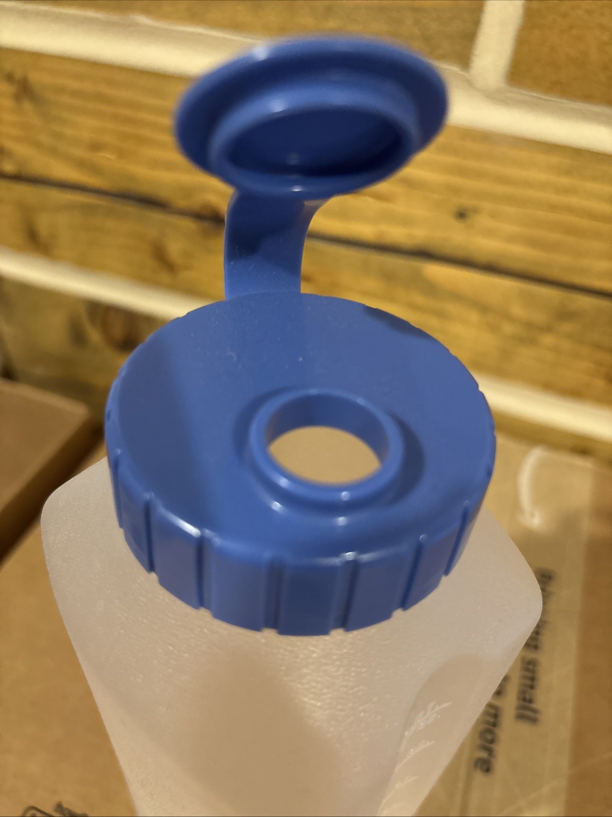 Vintage Rubbermaid Servin’ Saver Drink Bottle 1 quart 940 mL + Flip Top Lid euc!