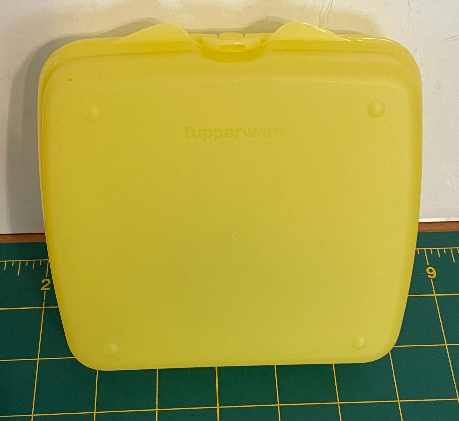 Tupperware Yellow Sandwich Keeper 5.5″ Square Frosted Clamshell 8203A